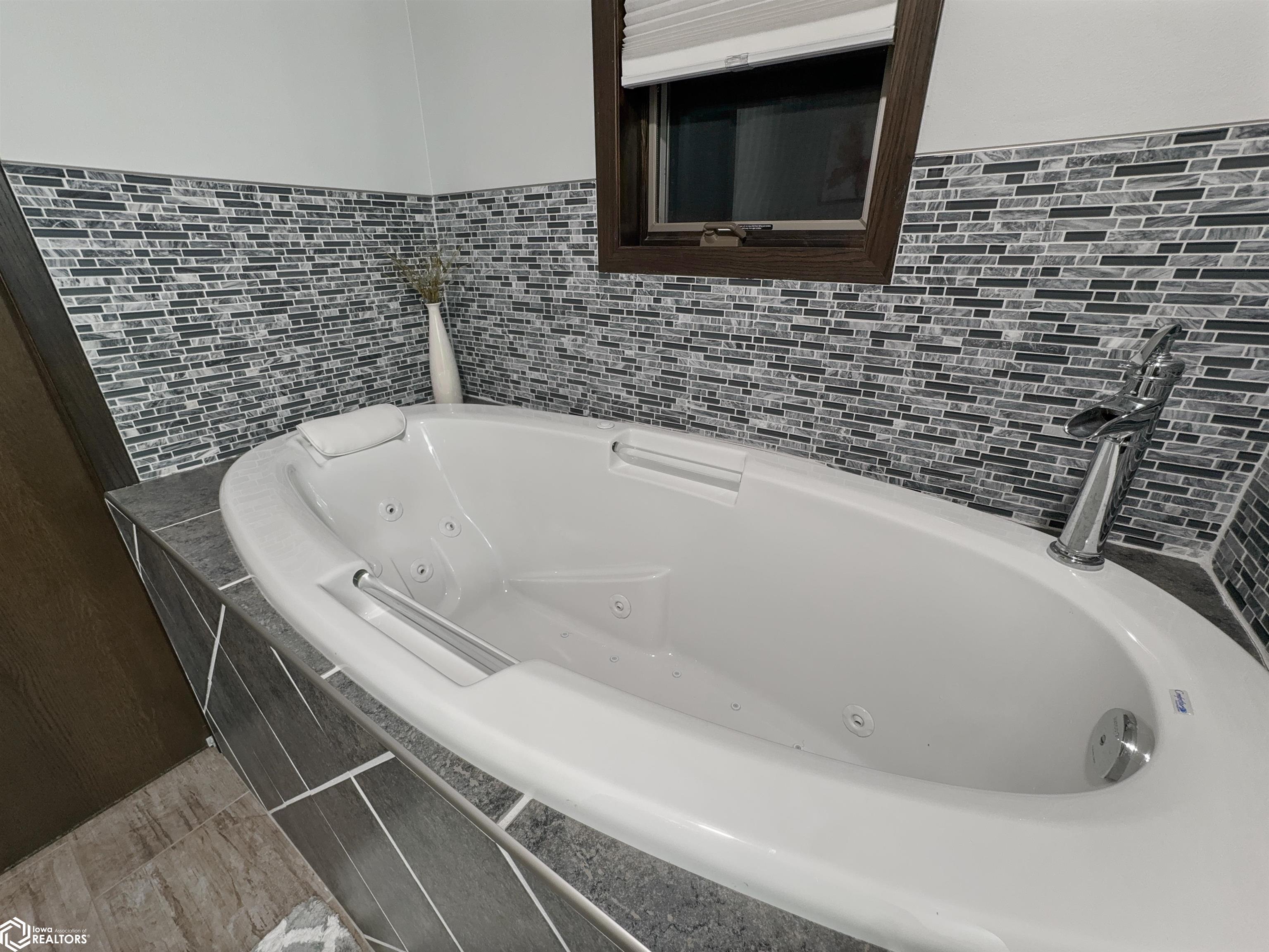 216 Oak Hill Drive, Hampton, Iowa image 34
