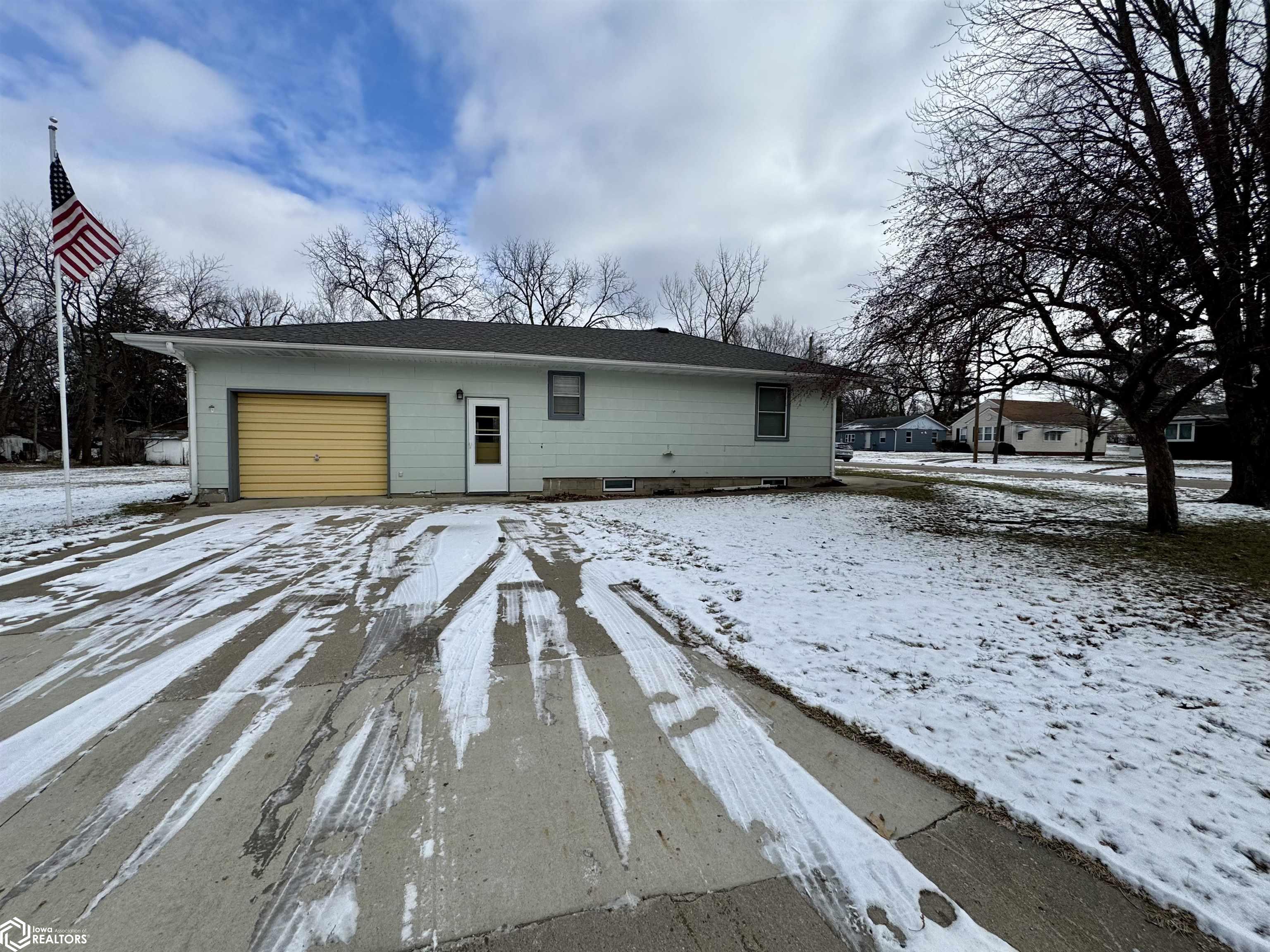 104 W South Street, Exira, Iowa image 2