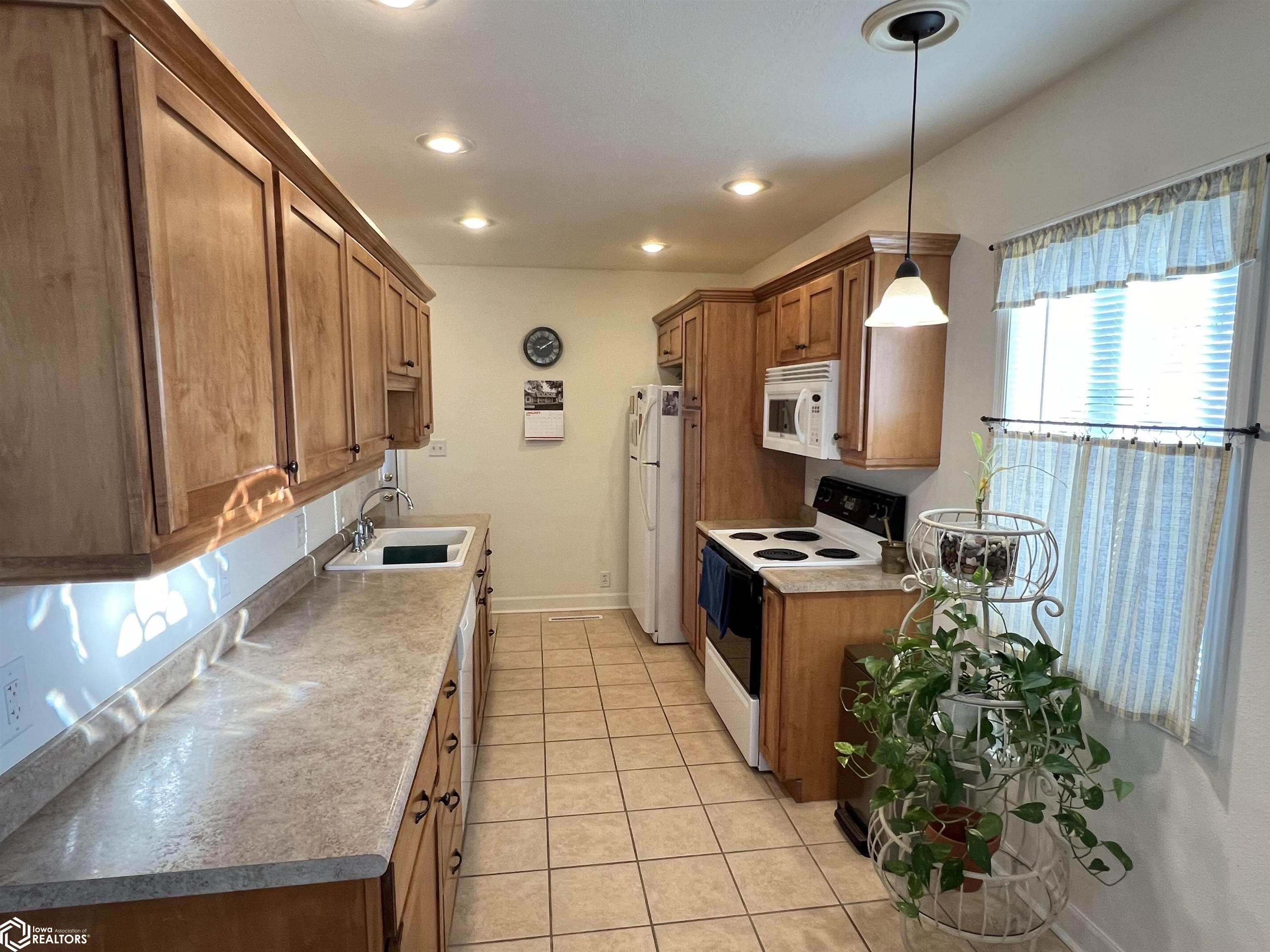 301 E 17th Street, Newton, Iowa image 2