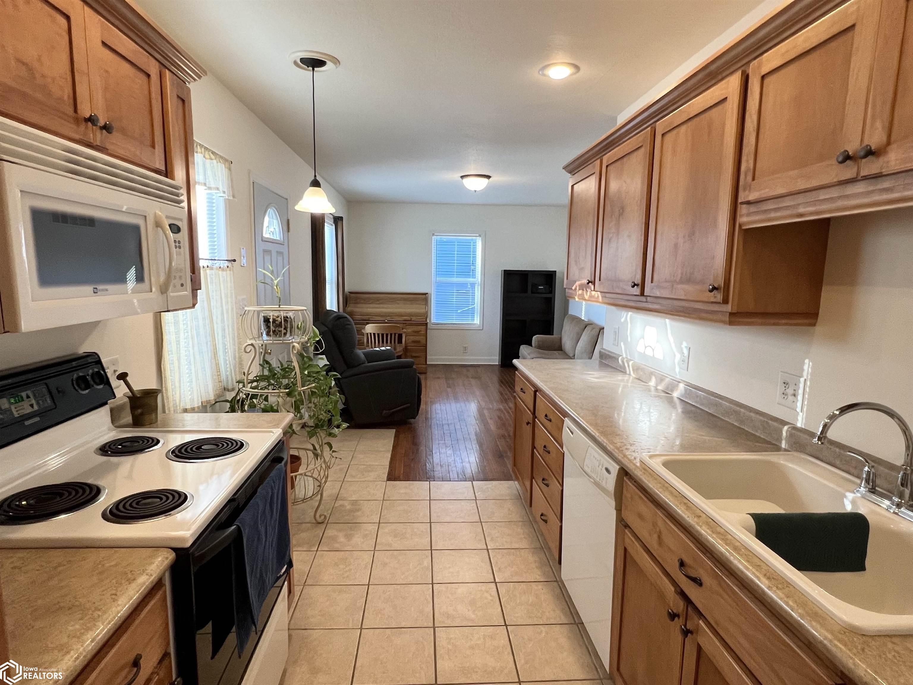 301 E 17th Street, Newton, Iowa image 3