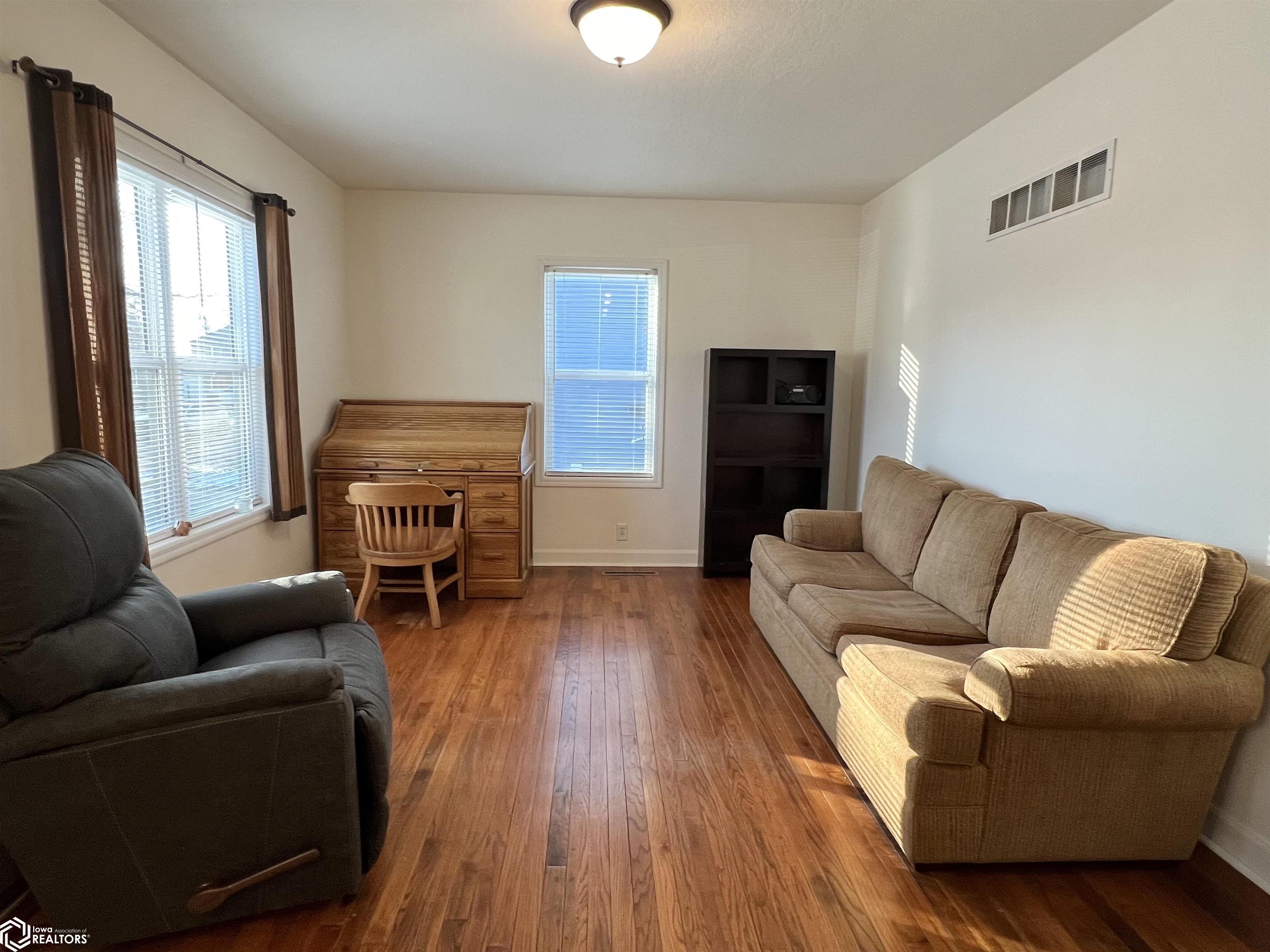 301 E 17th Street, Newton, Iowa image 4