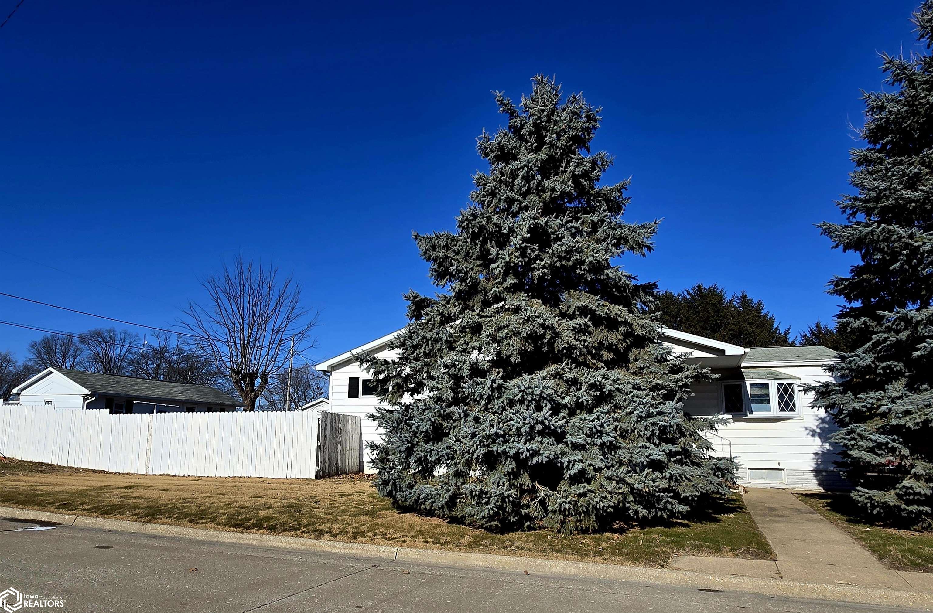 1435 33rd Street, Fort Madison, Iowa image 3
