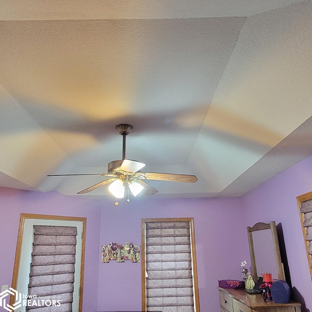 Has tray ceiling