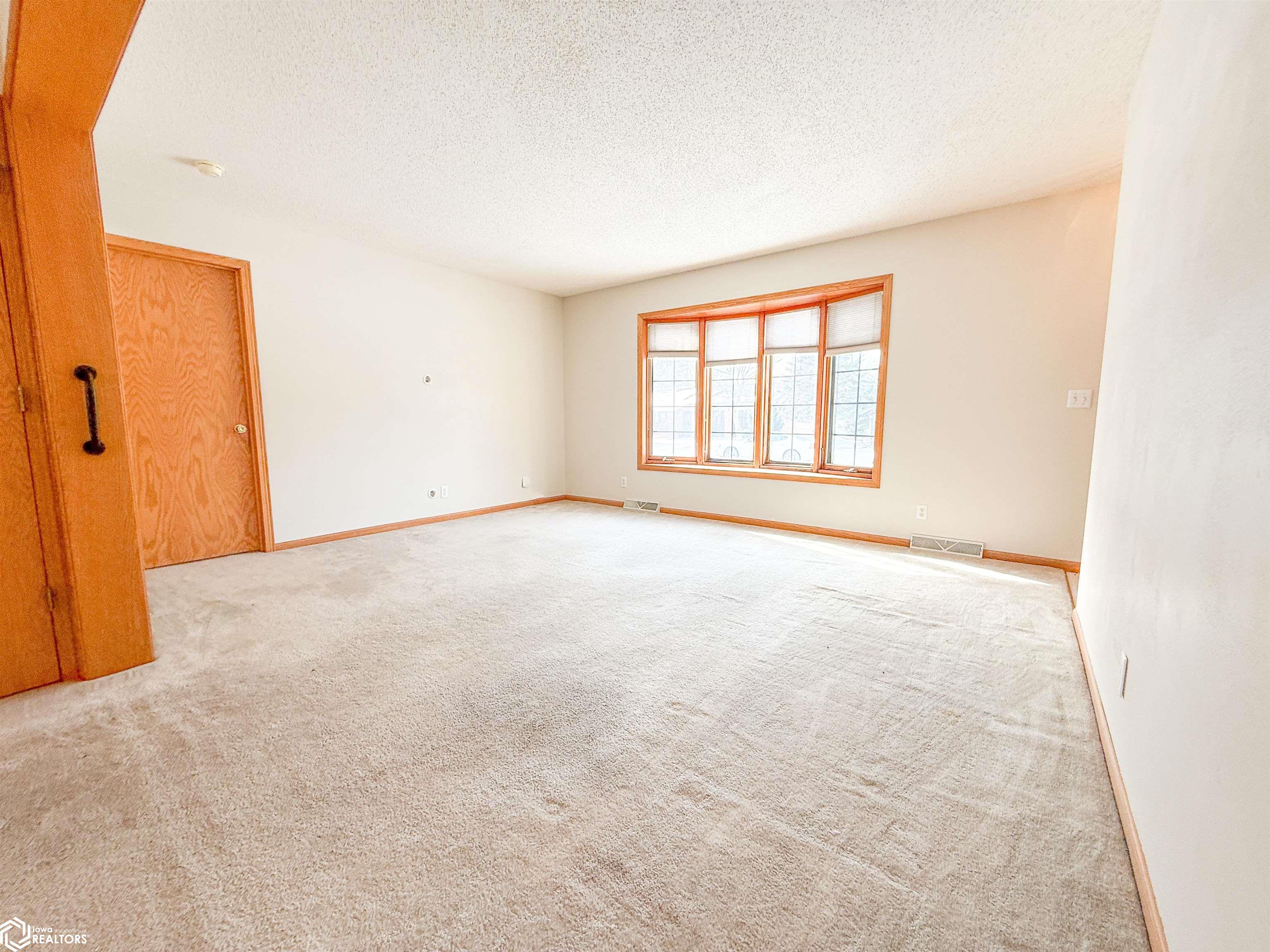1656 Dorell Drive, Hampton, Iowa image 10