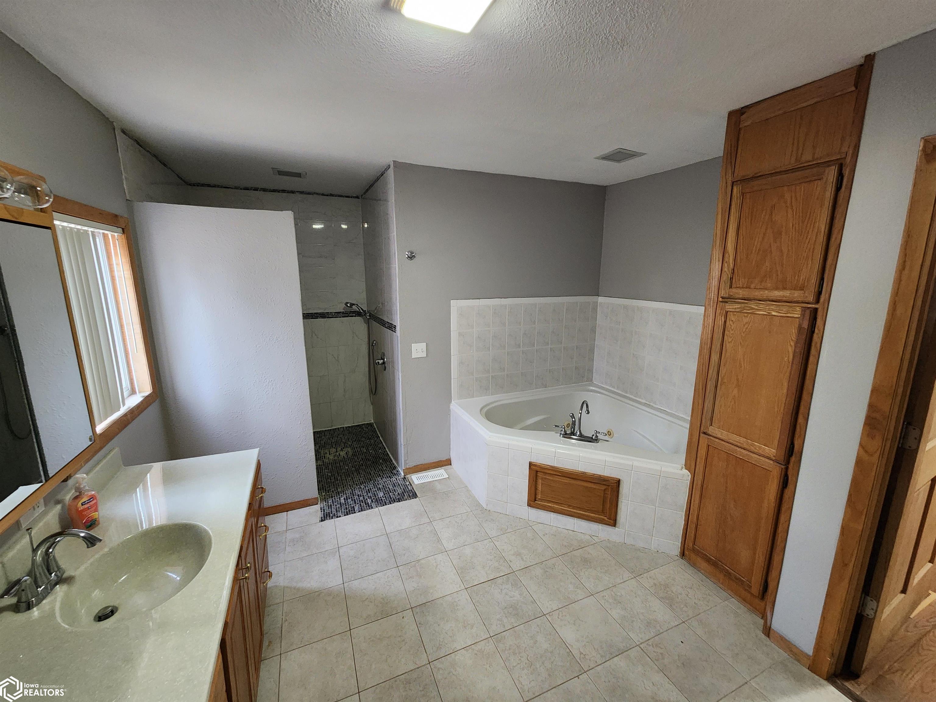 405 1st Street, Buffalo Center, Iowa image 11