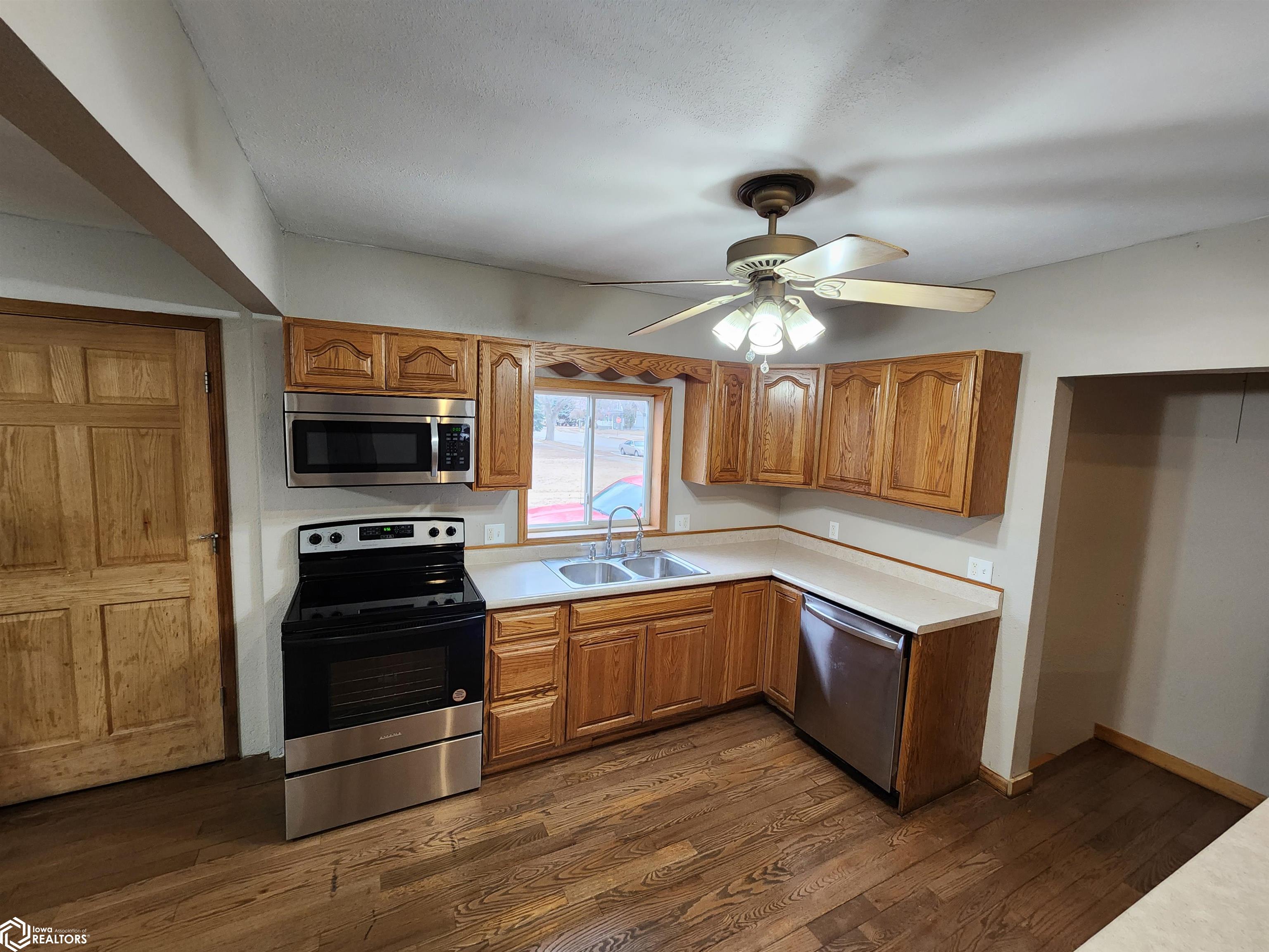 405 1st Street, Buffalo Center, Iowa image 7