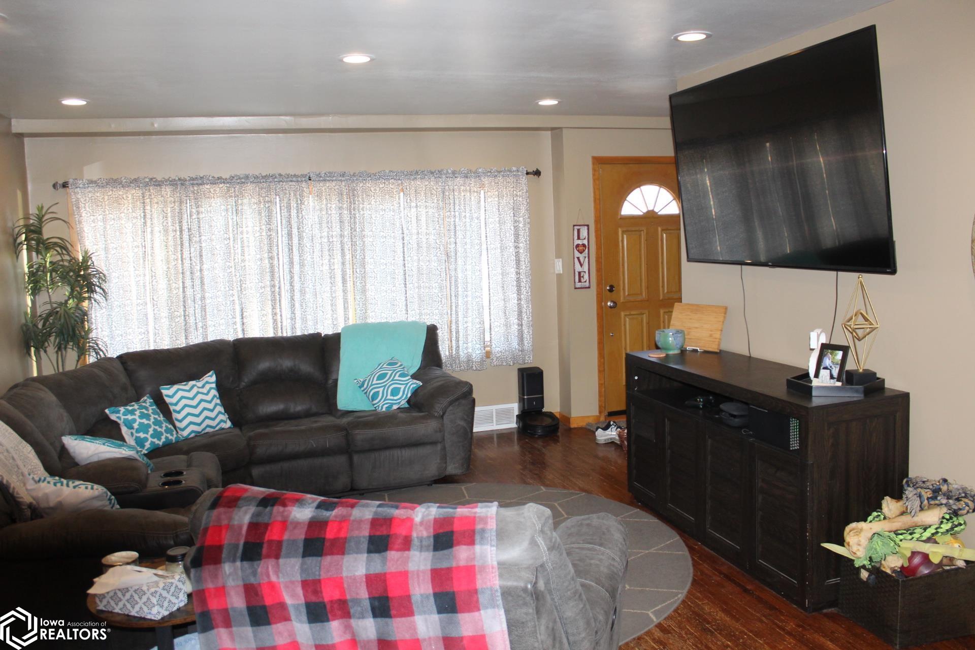 760 W 7th Street, Garner, Iowa image 2