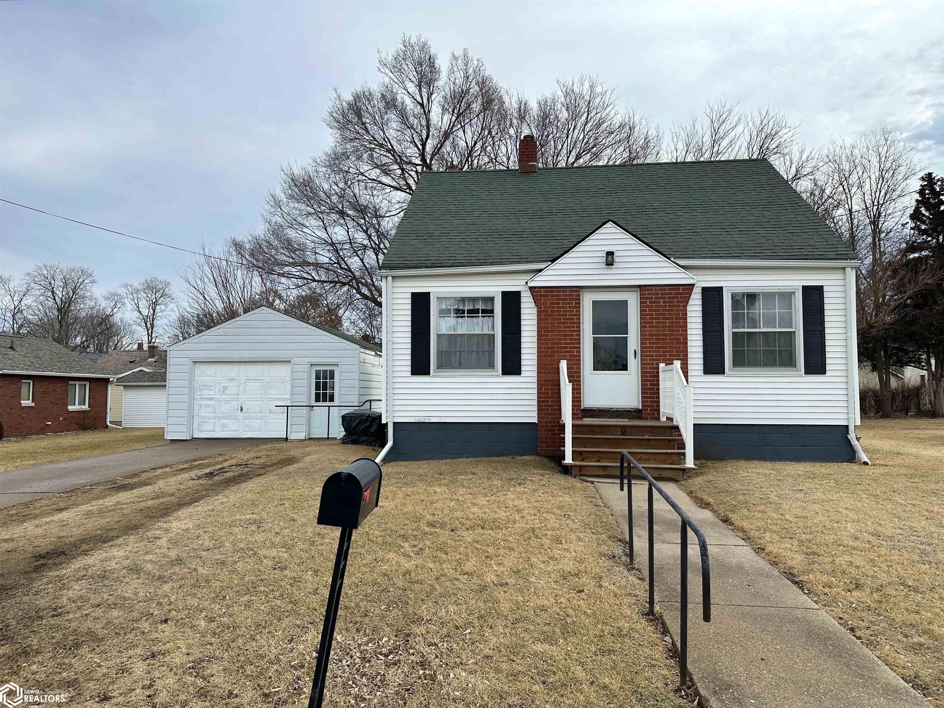 105 N Sunny Ln., Monmouth, Illinois image 1