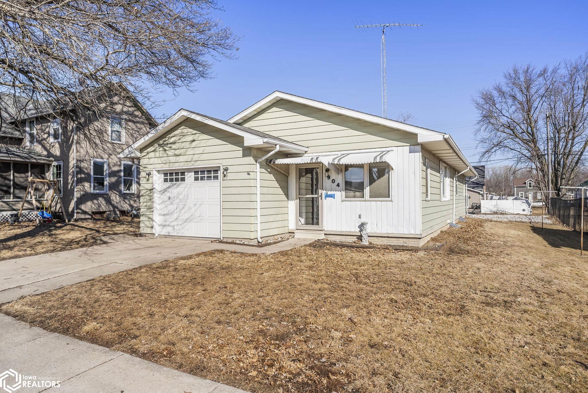 904 E 2nd Street, Washington, Iowa image 1