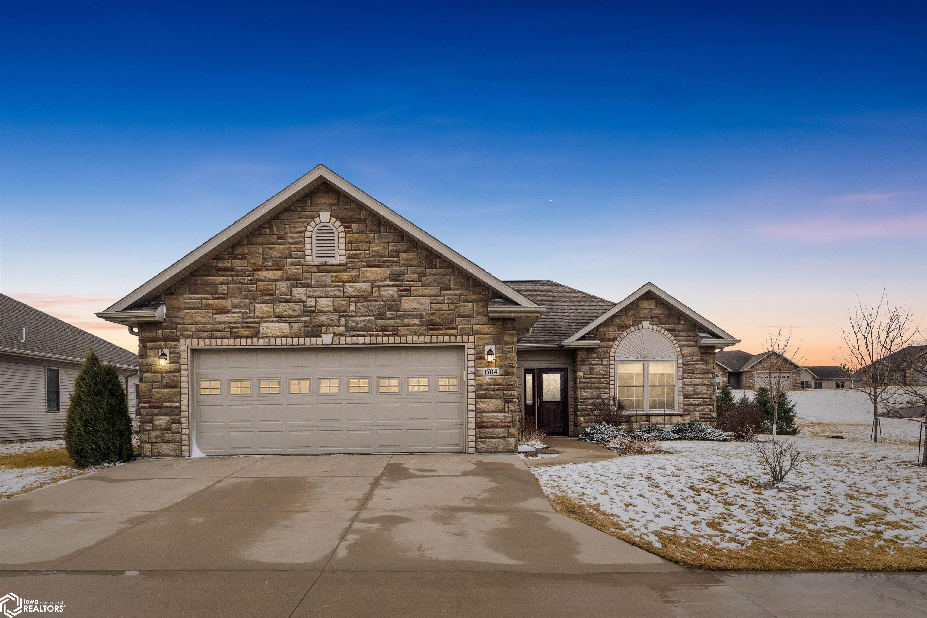 1704 E Ashford Circle, Mount Pleasant, Iowa image 2