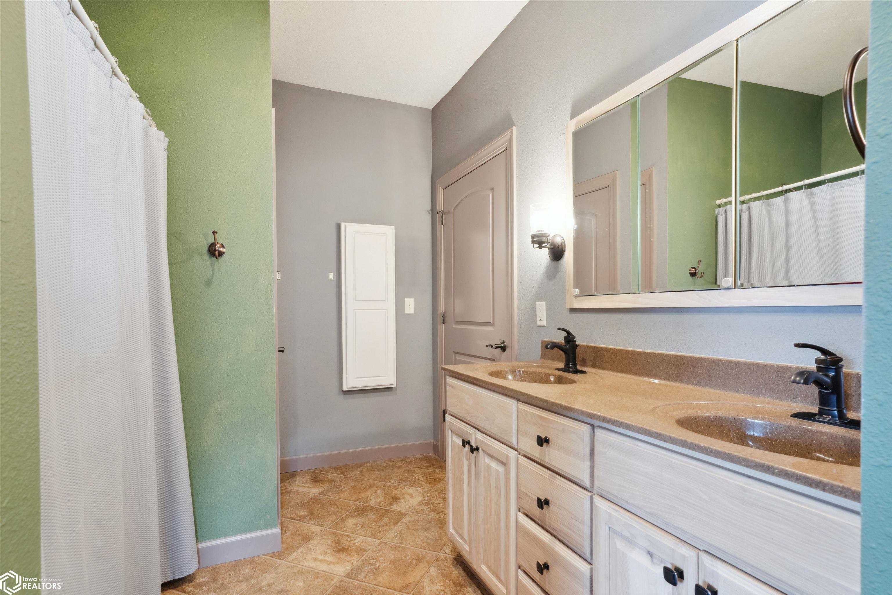 1704 E Ashford Circle, Mount Pleasant, Iowa image 13