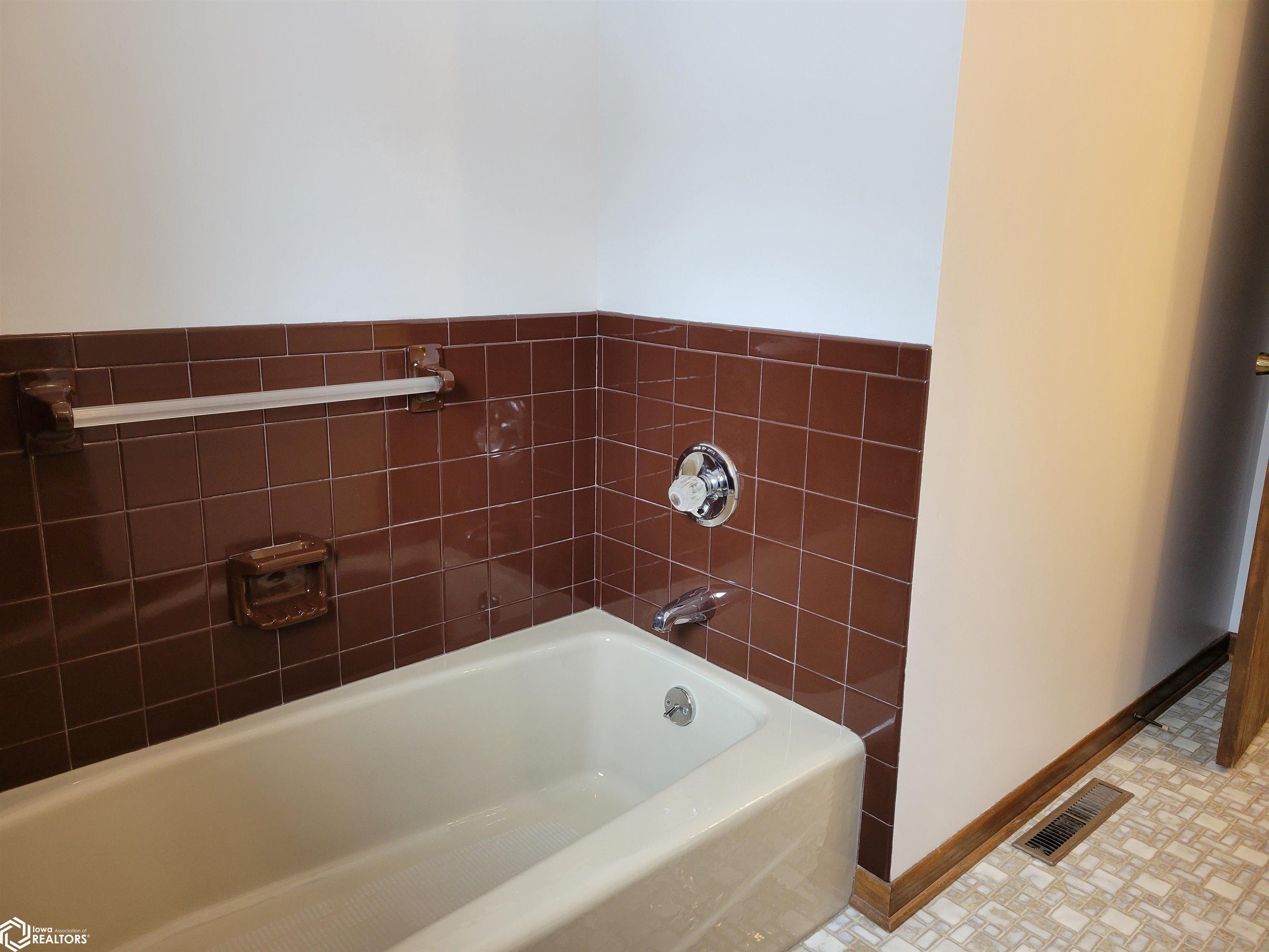 1003 Oak Knoll Road, Red Oak, Iowa image 10