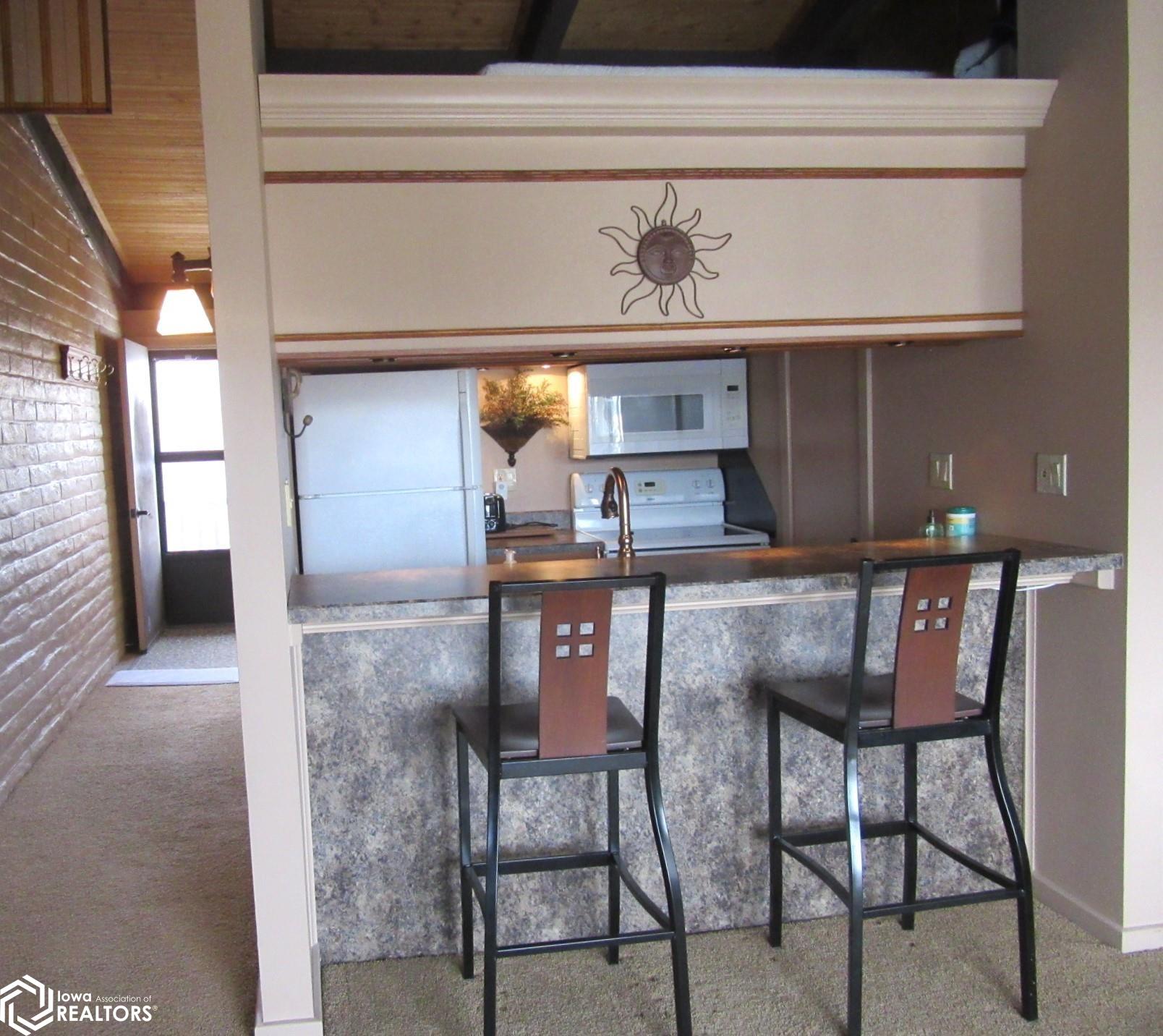 Eating Bar ~ facing the kitchen.