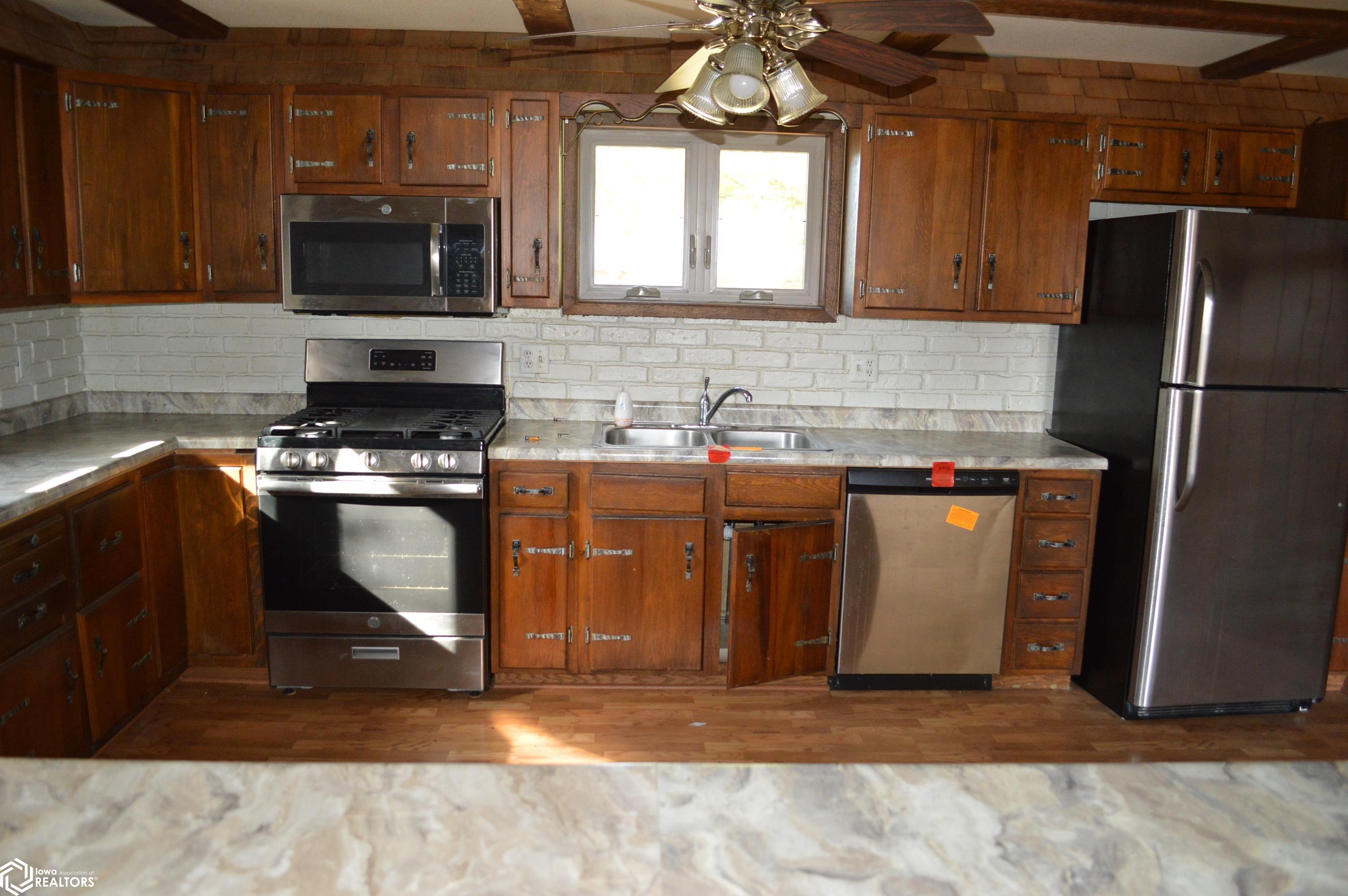 659 3rd Place, Mason City, Iowa image 3