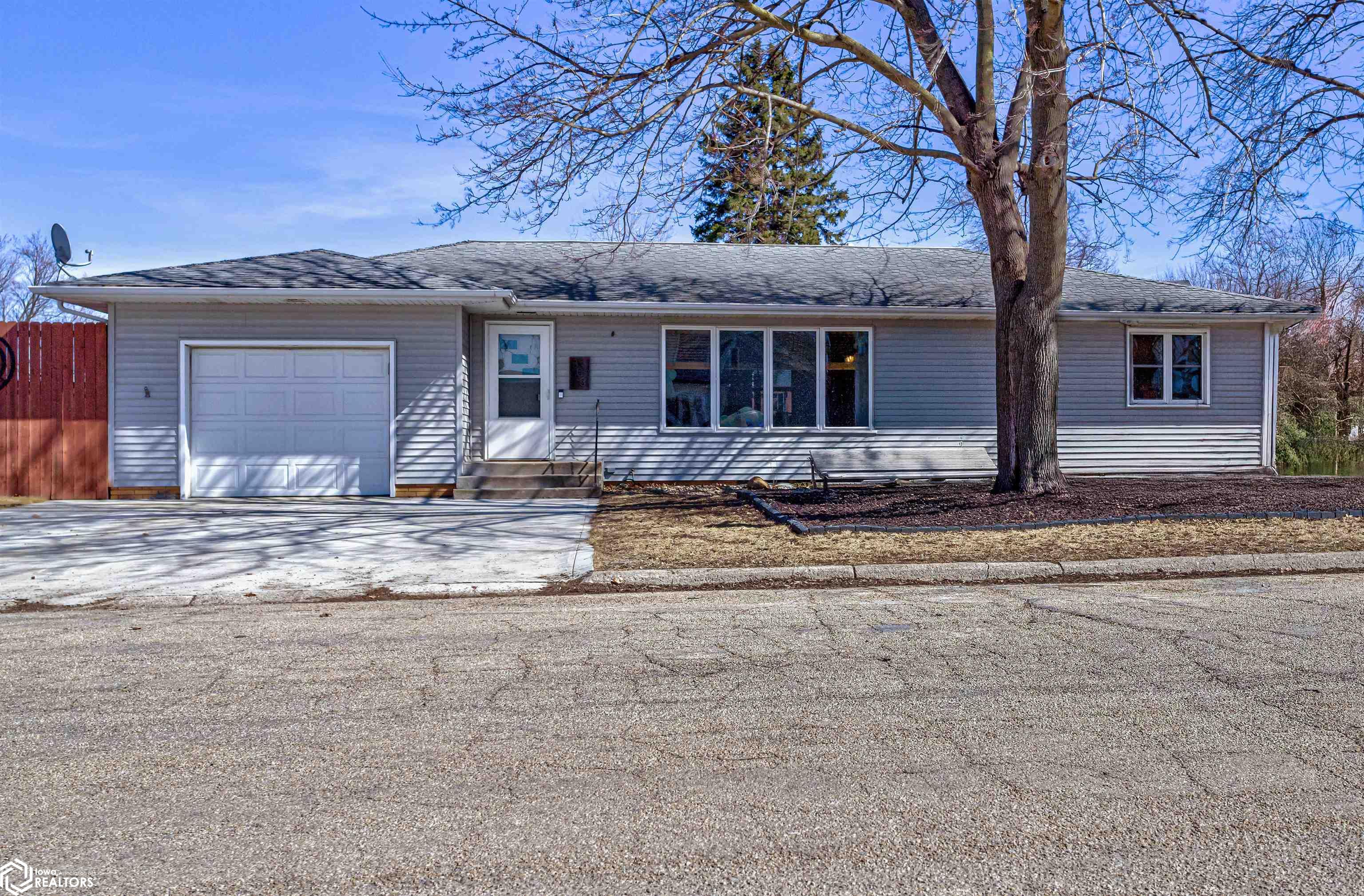 303 3rd Avenue, State Center, Iowa image 1