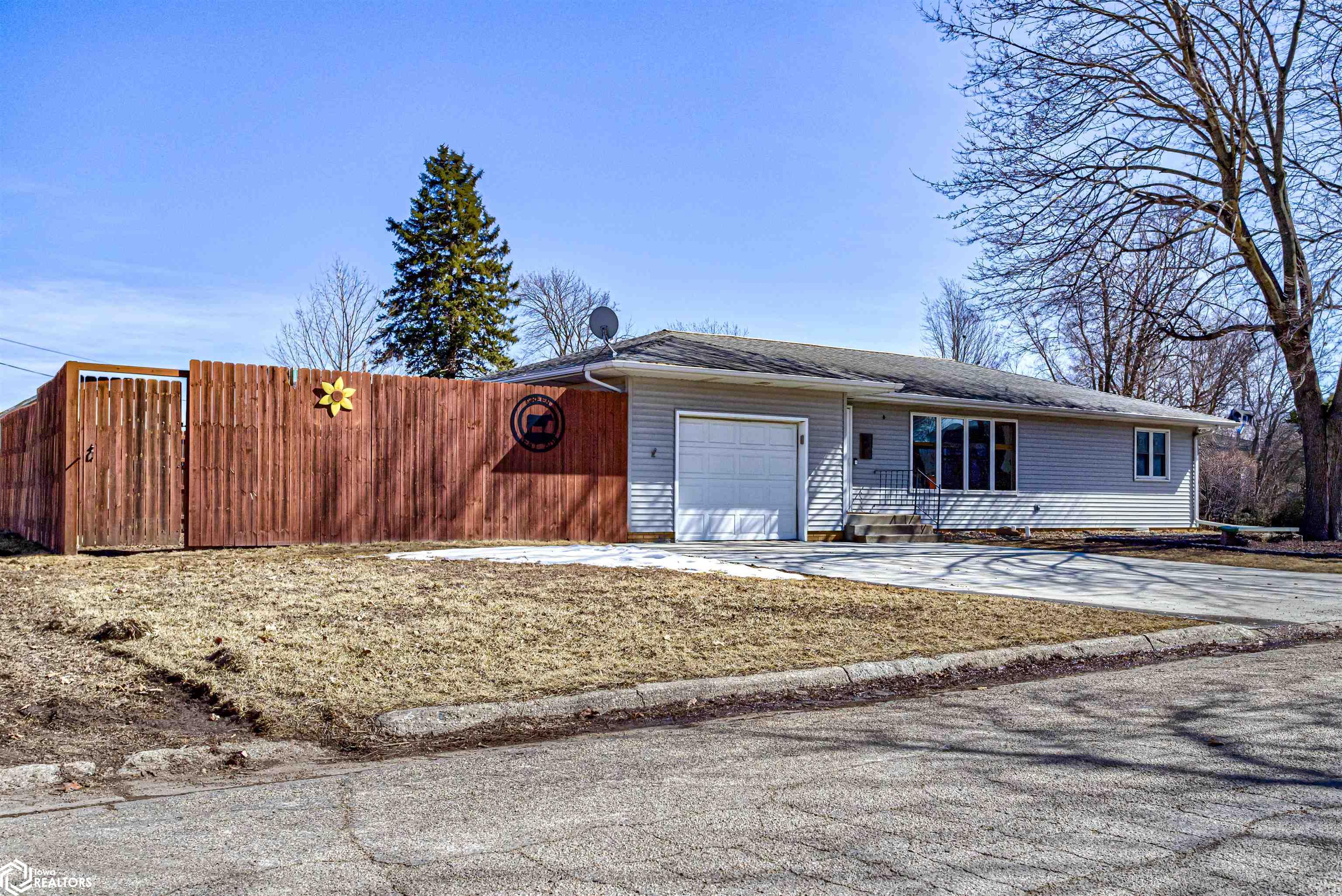 303 3rd Avenue, State Center, Iowa image 2