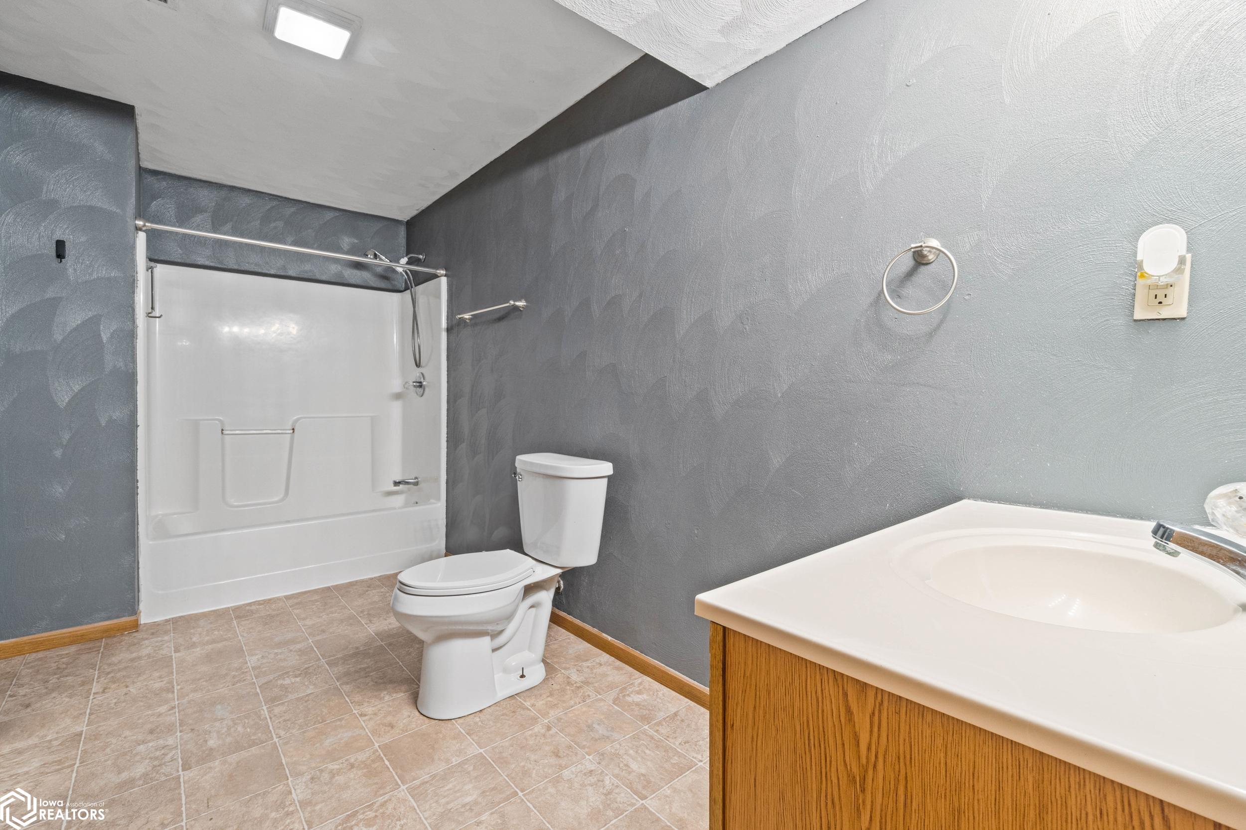 303 NW Hoover Street, Keota, Iowa image 23