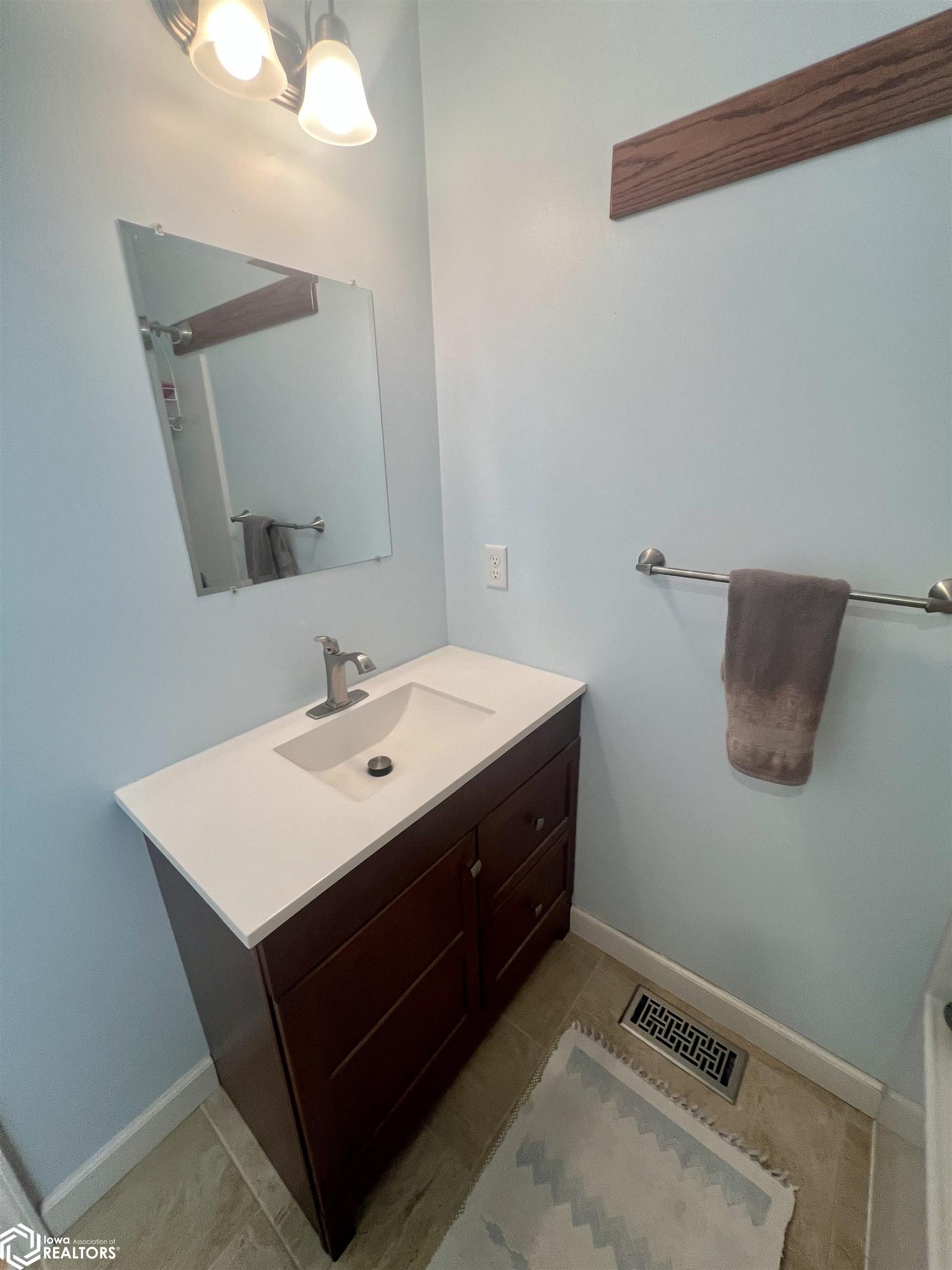2140 Jade Lane, Fairfield, Iowa image 27
