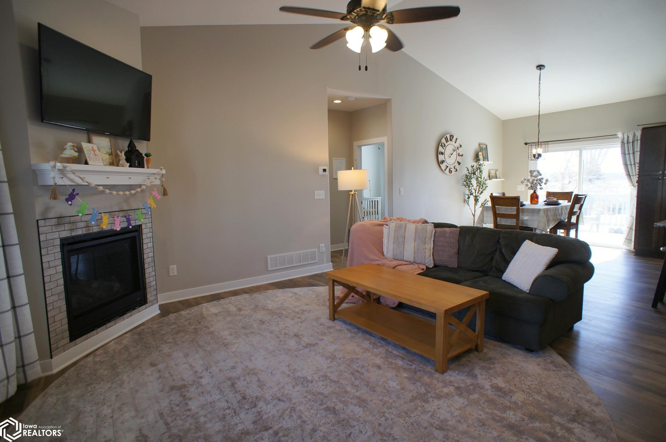 608 Oakwood Drive, Webster City, Iowa image 2