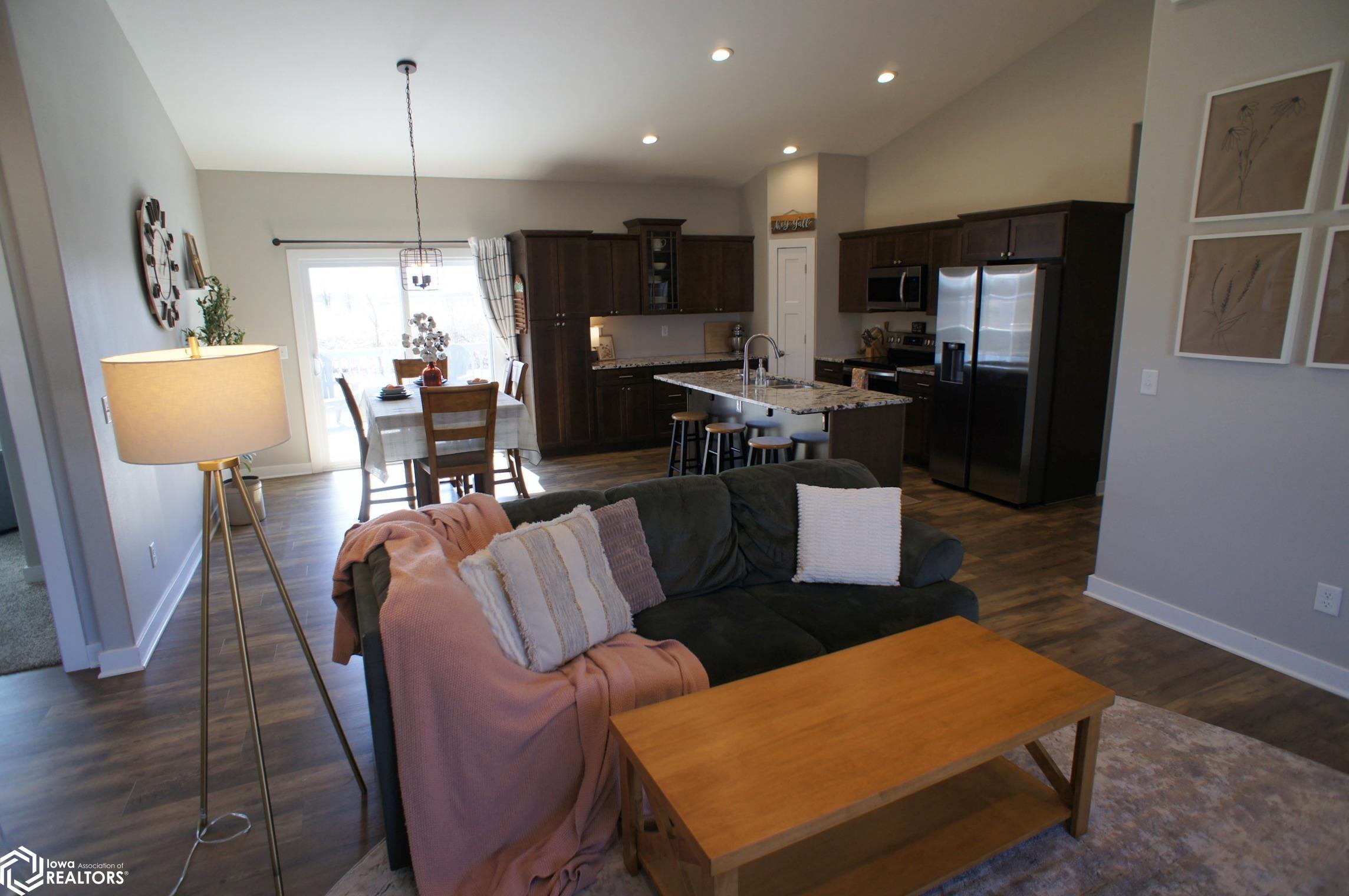 608 Oakwood Drive, Webster City, Iowa image 3