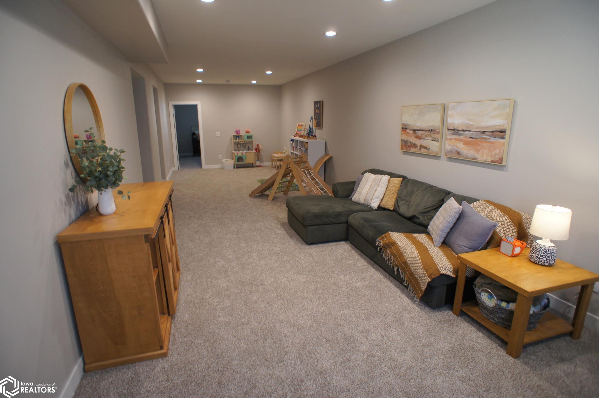 608 Oakwood Drive, Webster City, Iowa image 22