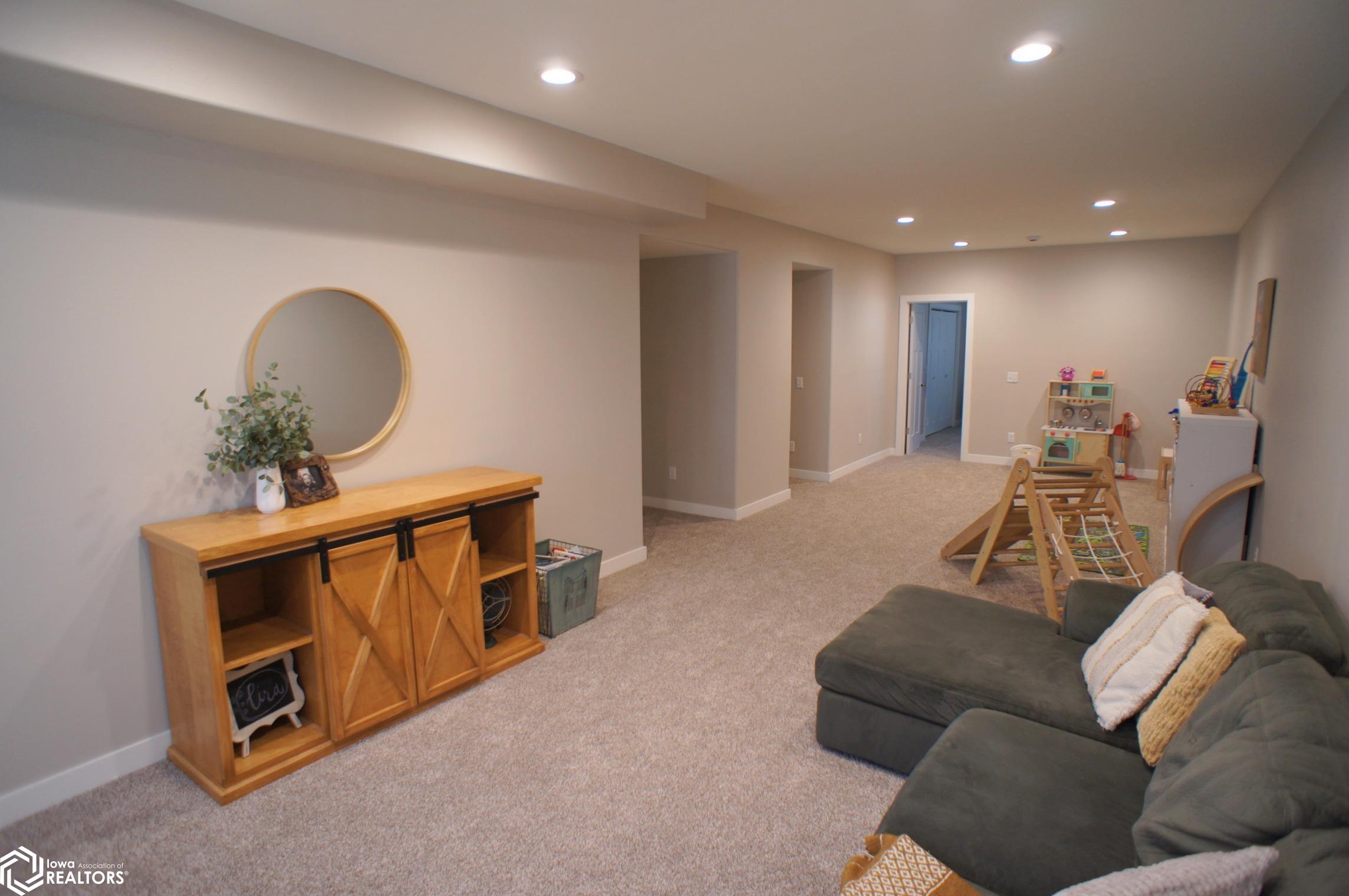 608 Oakwood Drive, Webster City, Iowa image 23