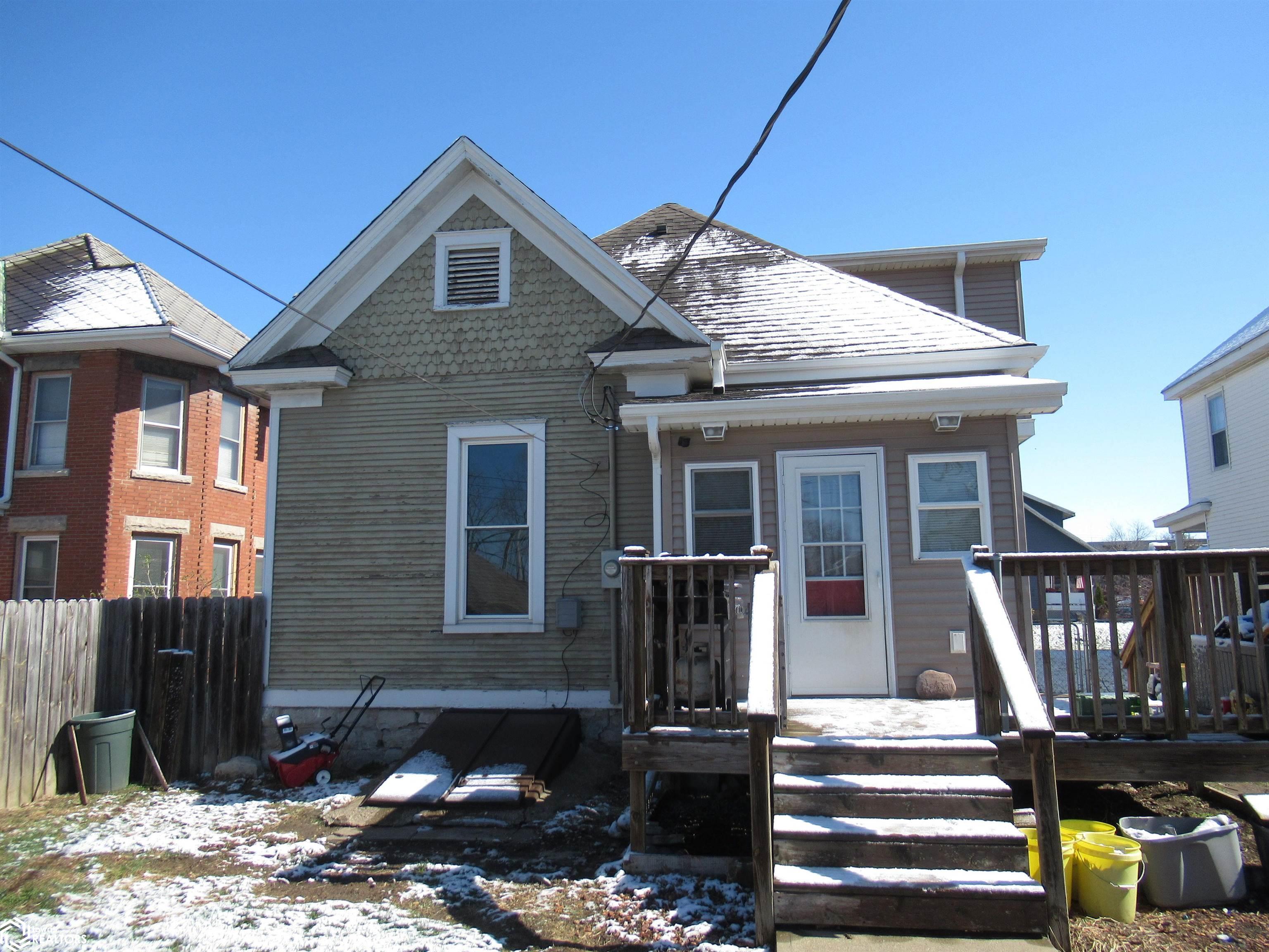 Has a deck and fenced in yard