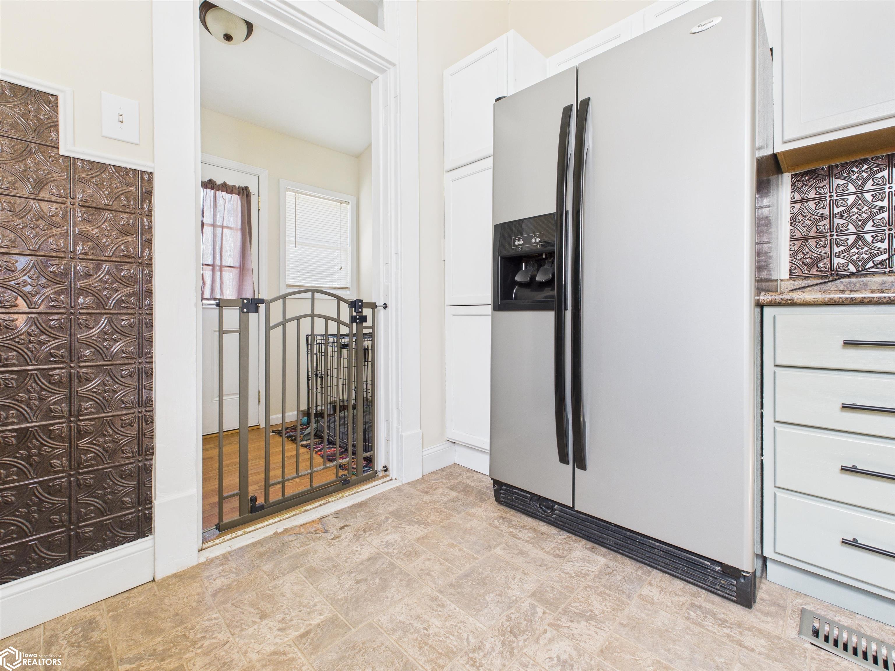 Has pantry cabinet