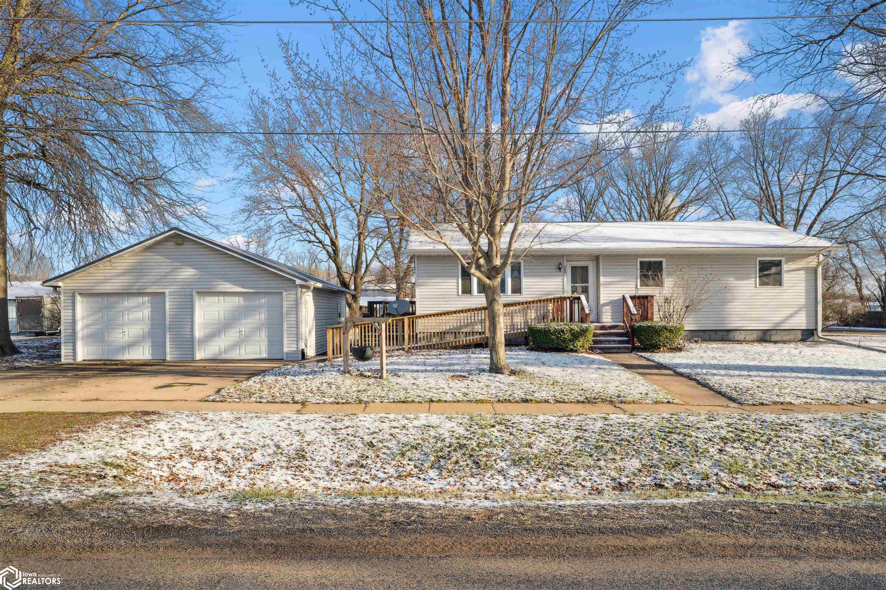 206 E Jackson St, Grandview, Iowa image 1
