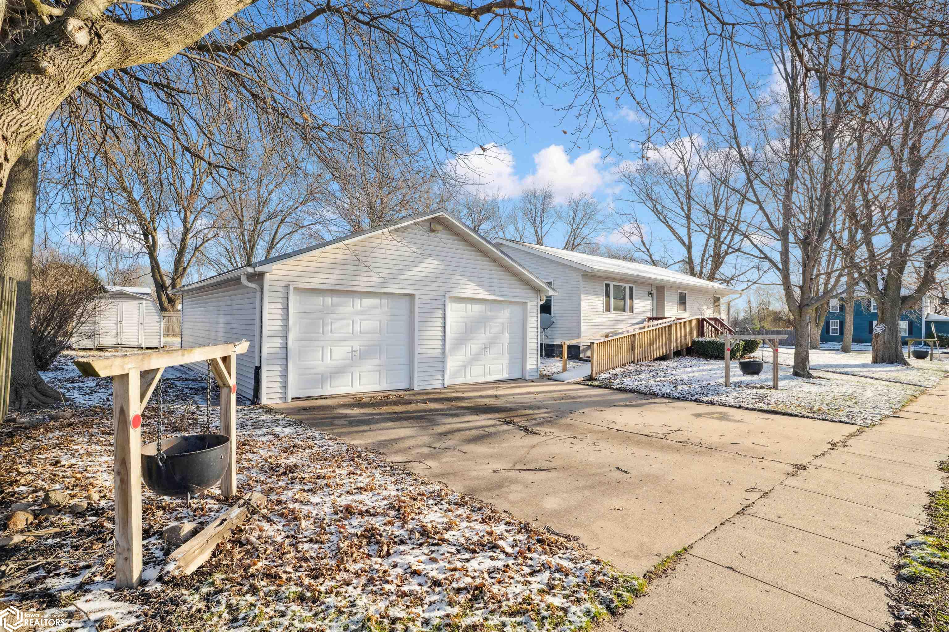 206 E Jackson St, Grandview, Iowa image 2