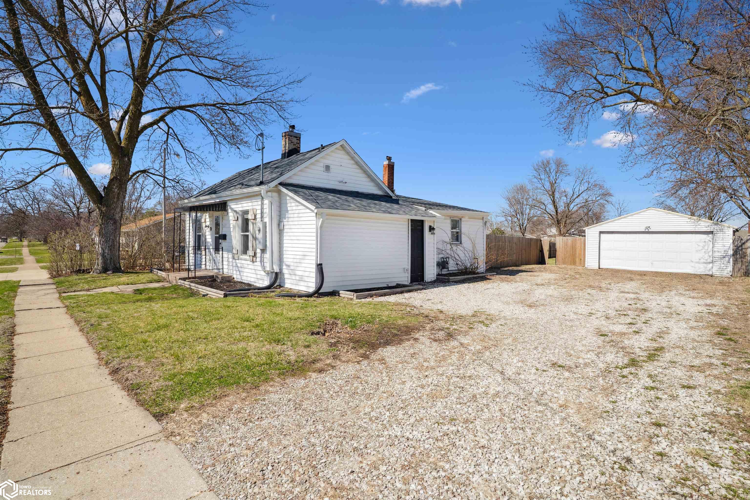 907 E Monroe, Mount Pleasant, Iowa image 3