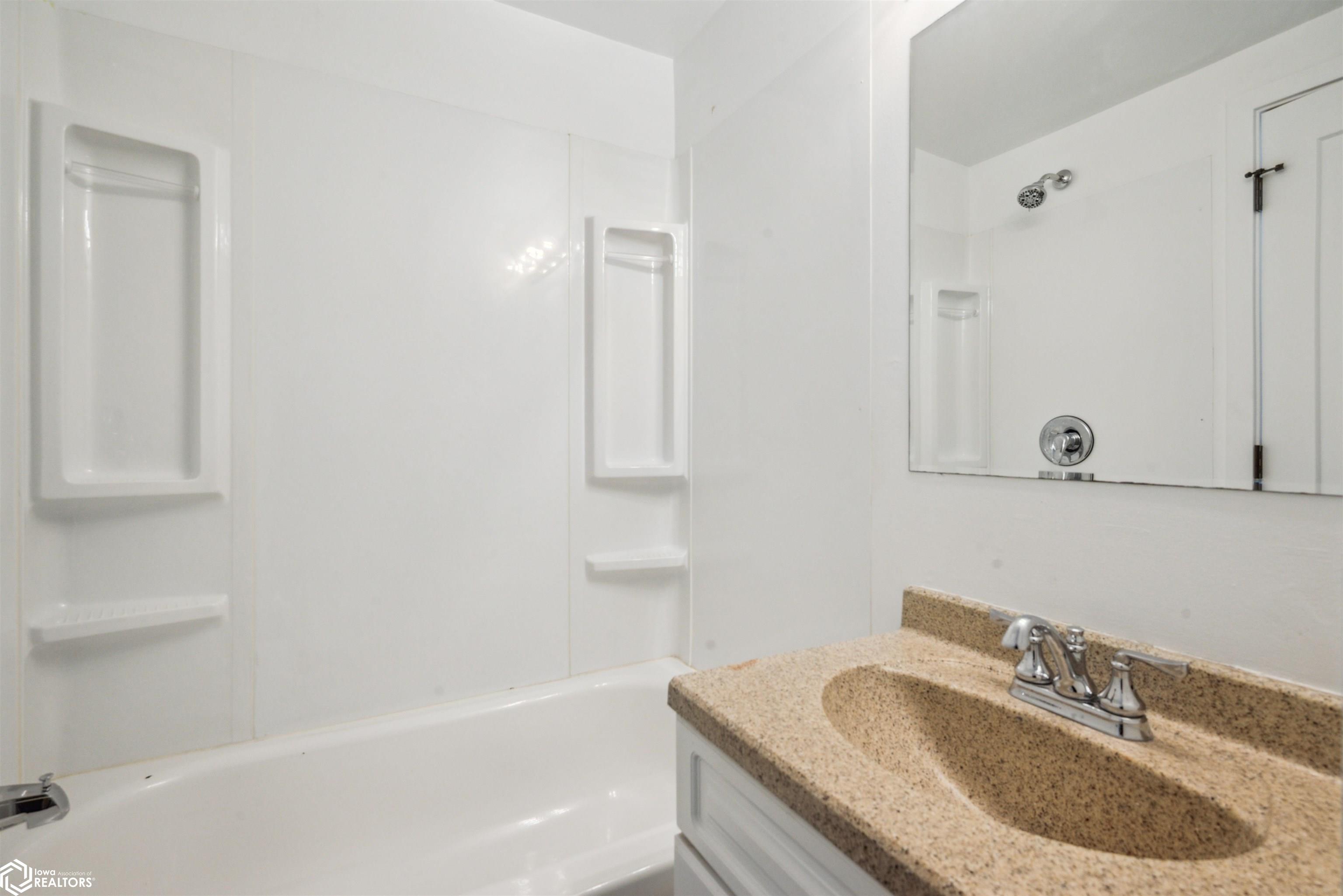 210 3rd Street, Melbourne, Iowa image 16
