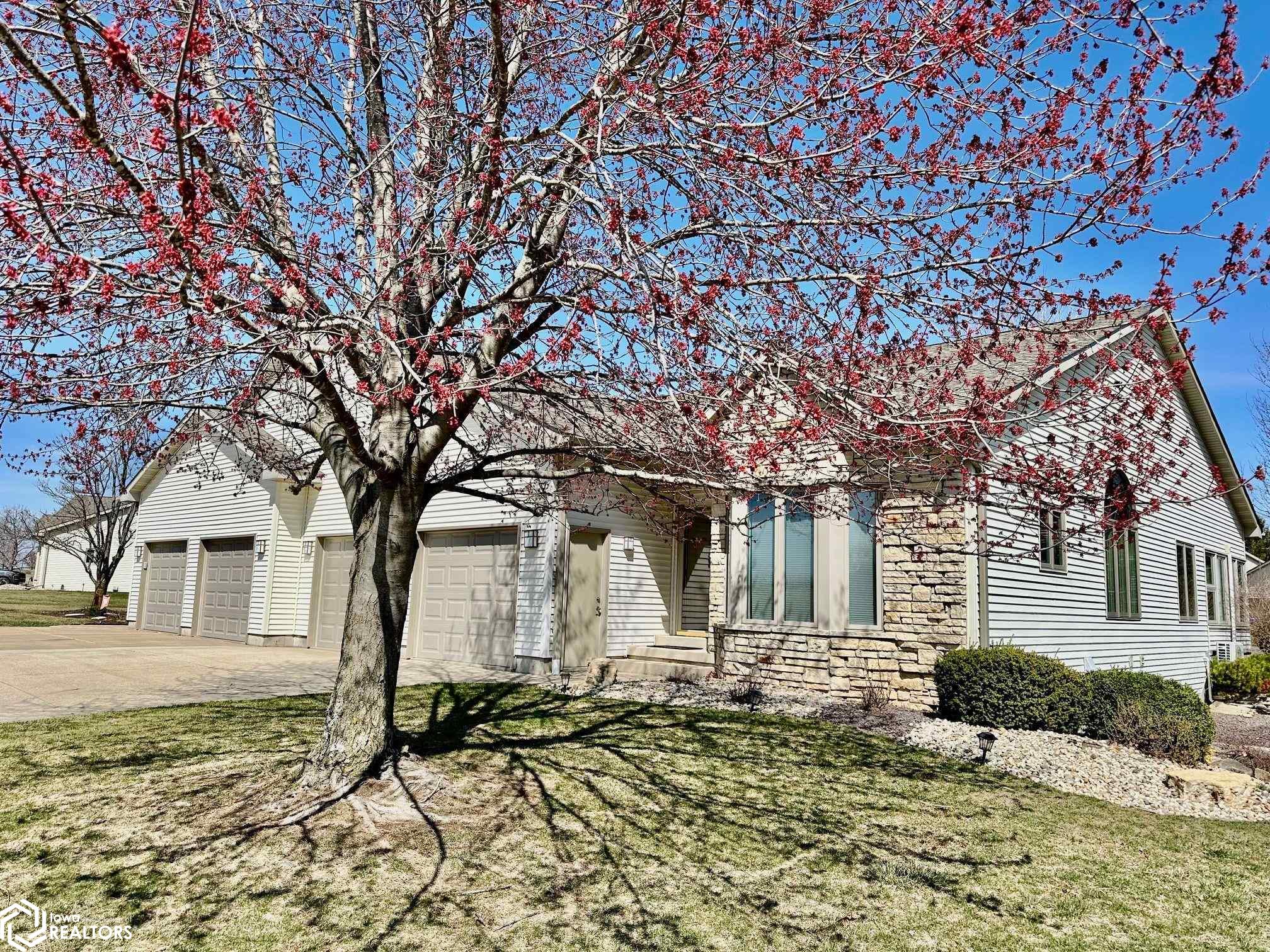 5568 Oak Hills Drive, Burlington, Iowa image 1