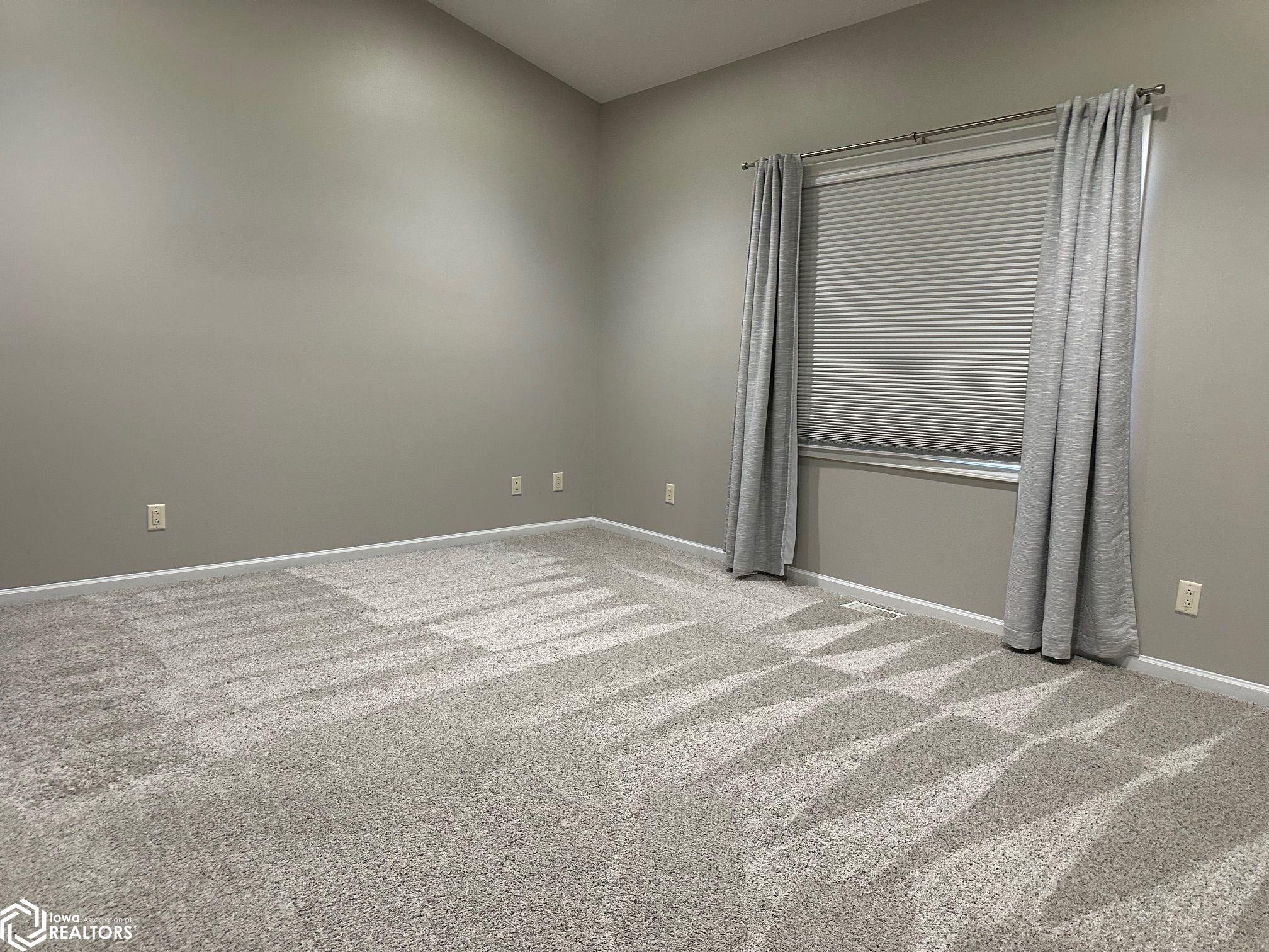 5568 Oak Hills Drive, Burlington, Iowa image 12