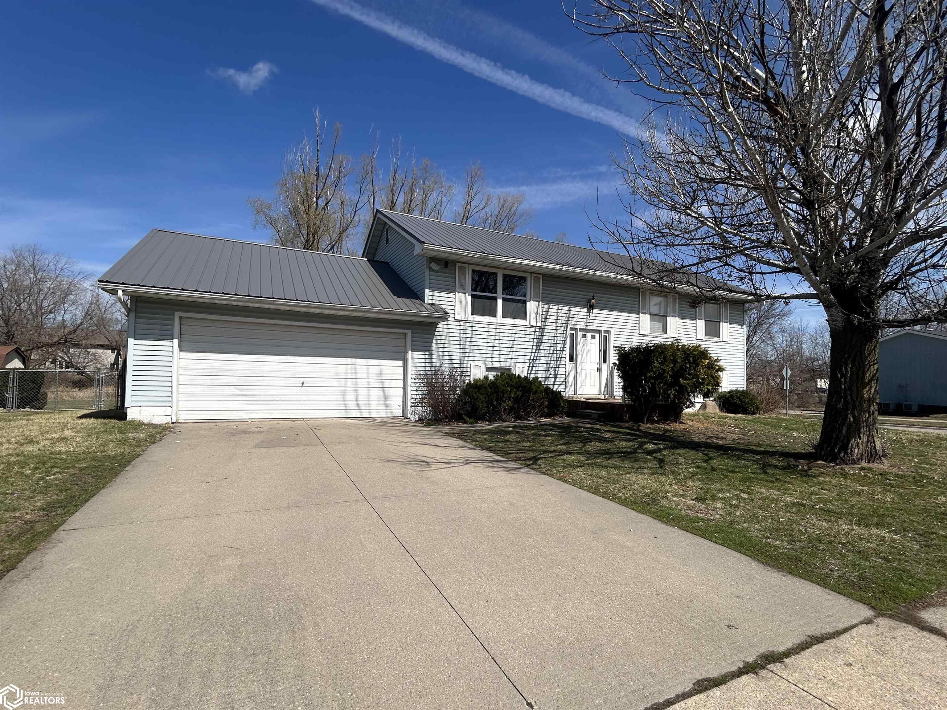 214 Plaza Heights Road, Marshalltown, Iowa image 1