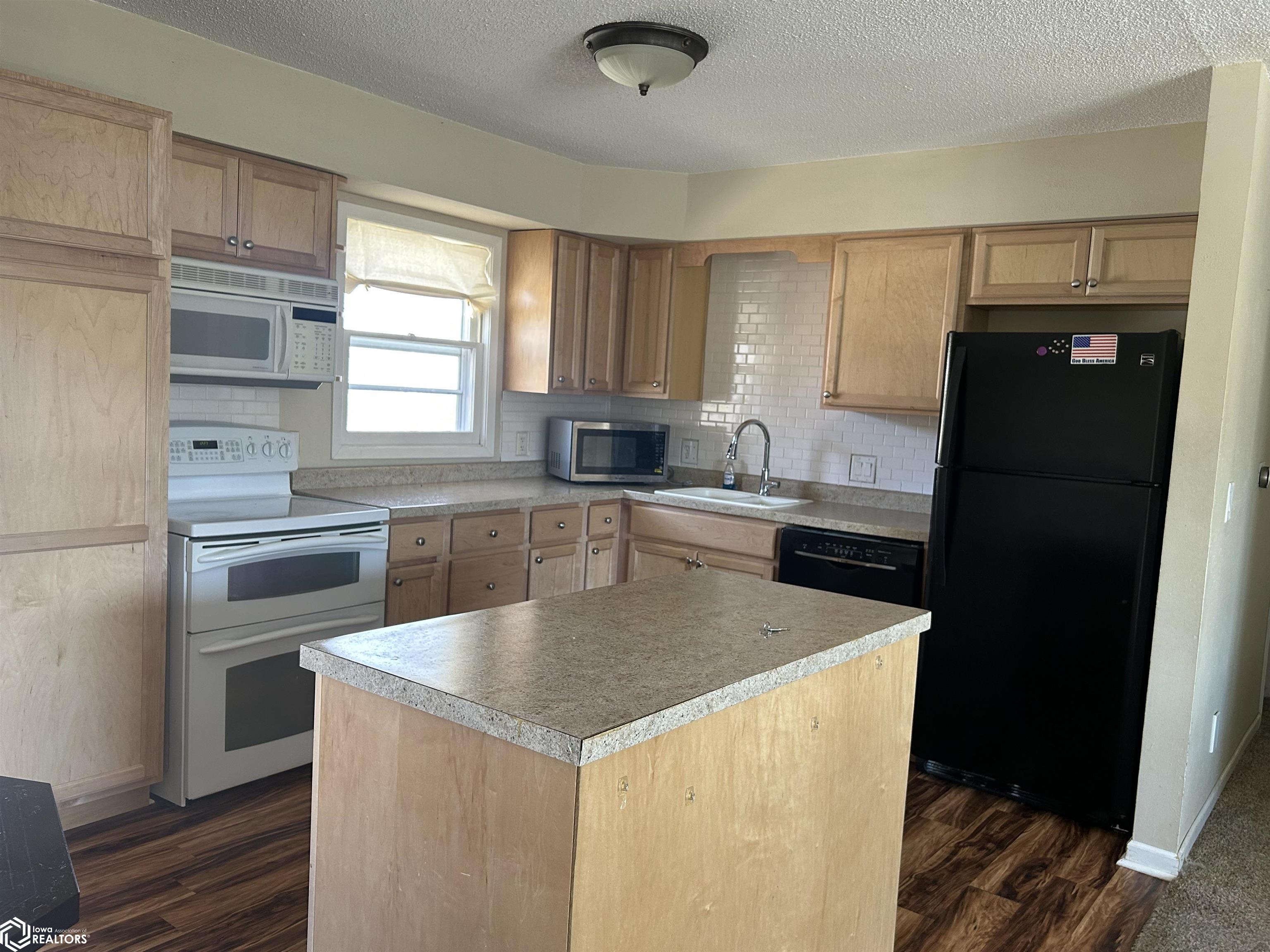 214 Plaza Heights Road, Marshalltown, Iowa image 2