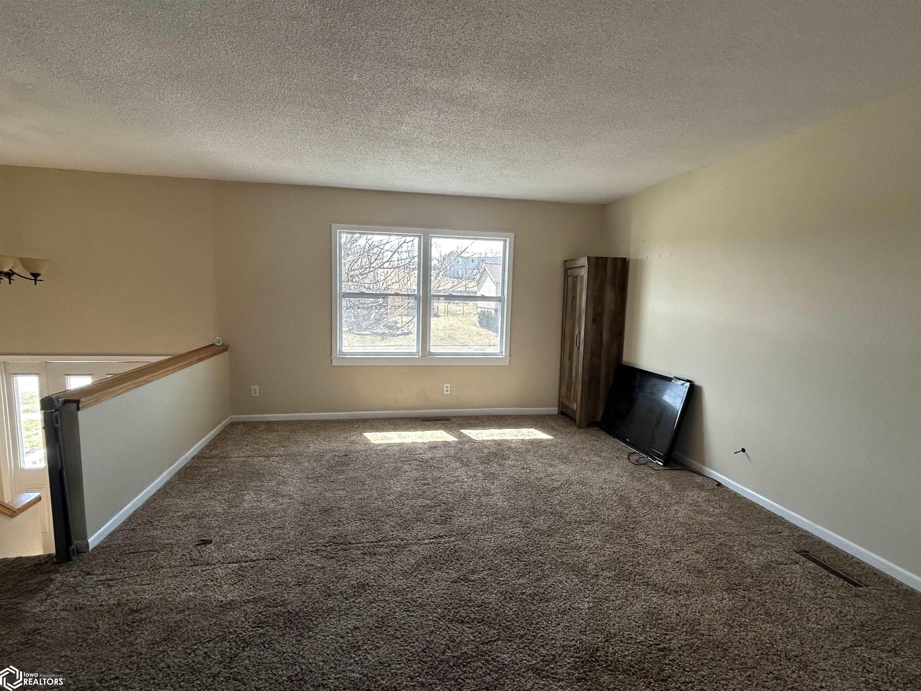 214 Plaza Heights Road, Marshalltown, Iowa image 5
