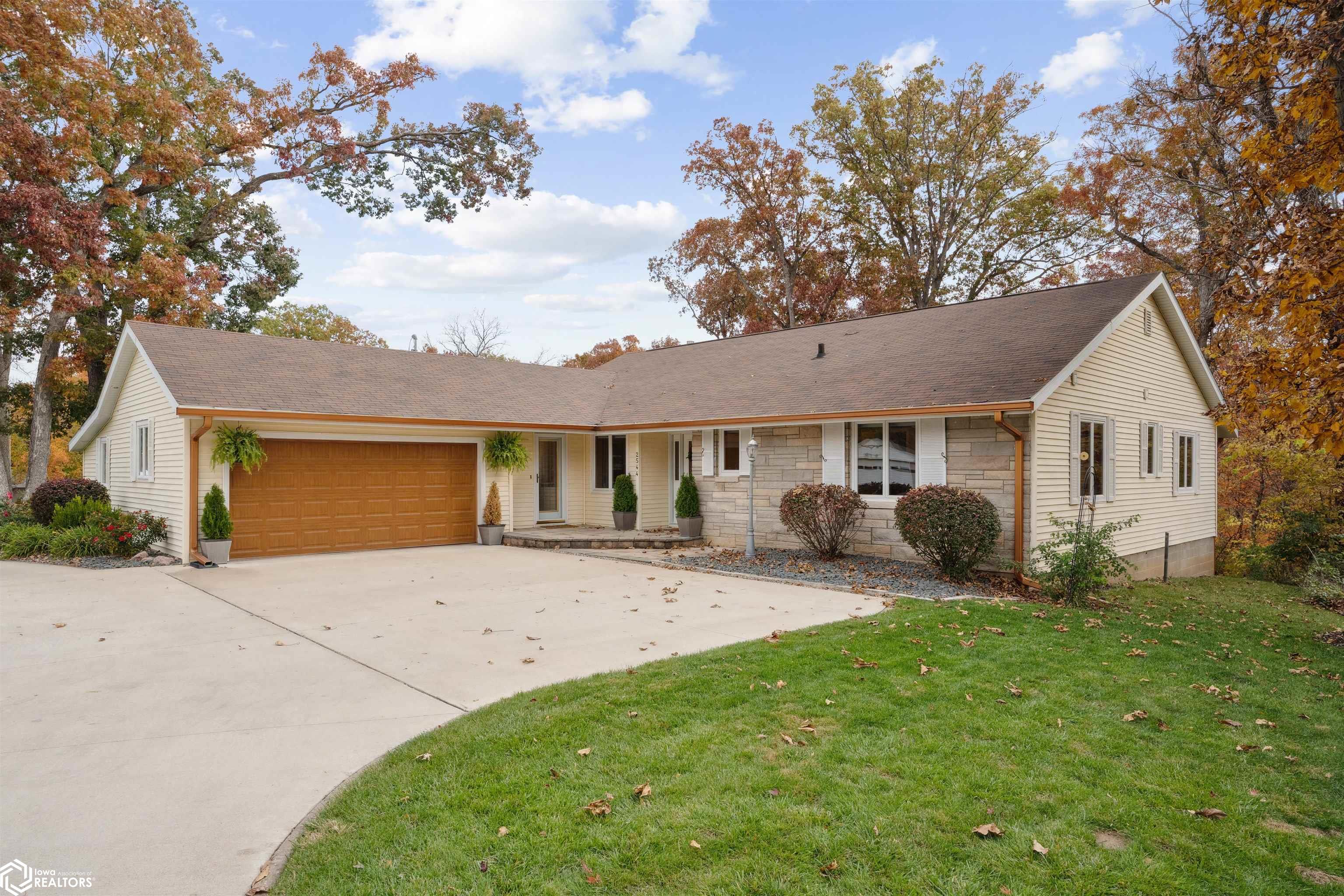 2544 Surrey Road, Burlington, Iowa image 1