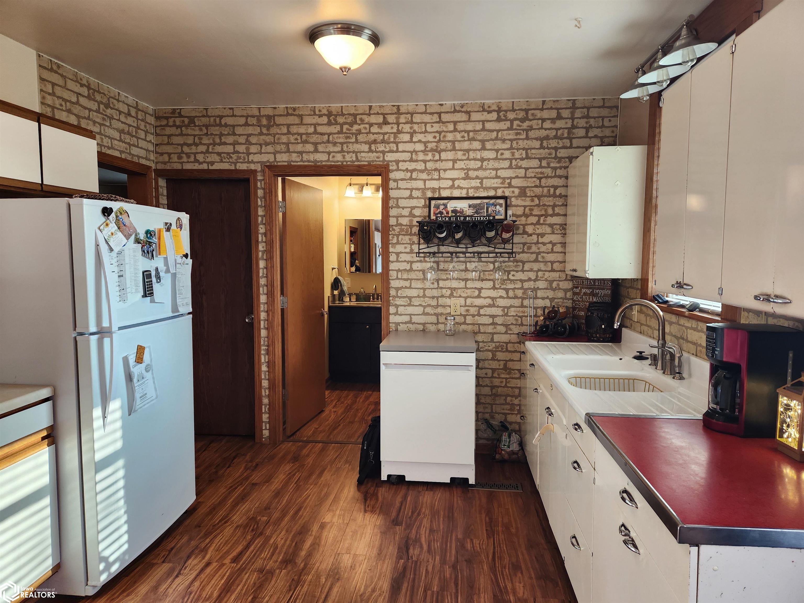 201 C Street, Toledo, Iowa image 3
