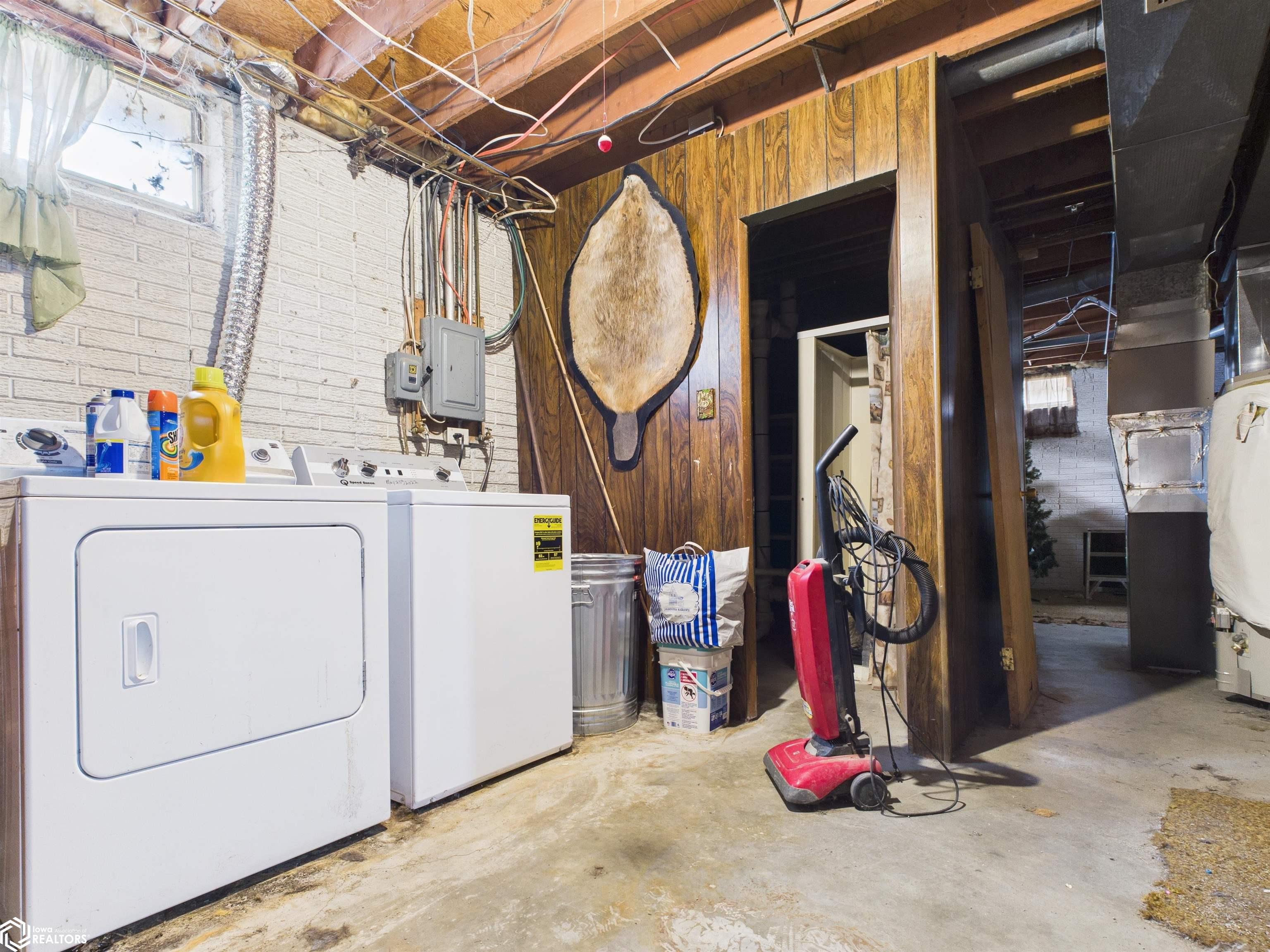 Laundry Room with 2nd Bathroom