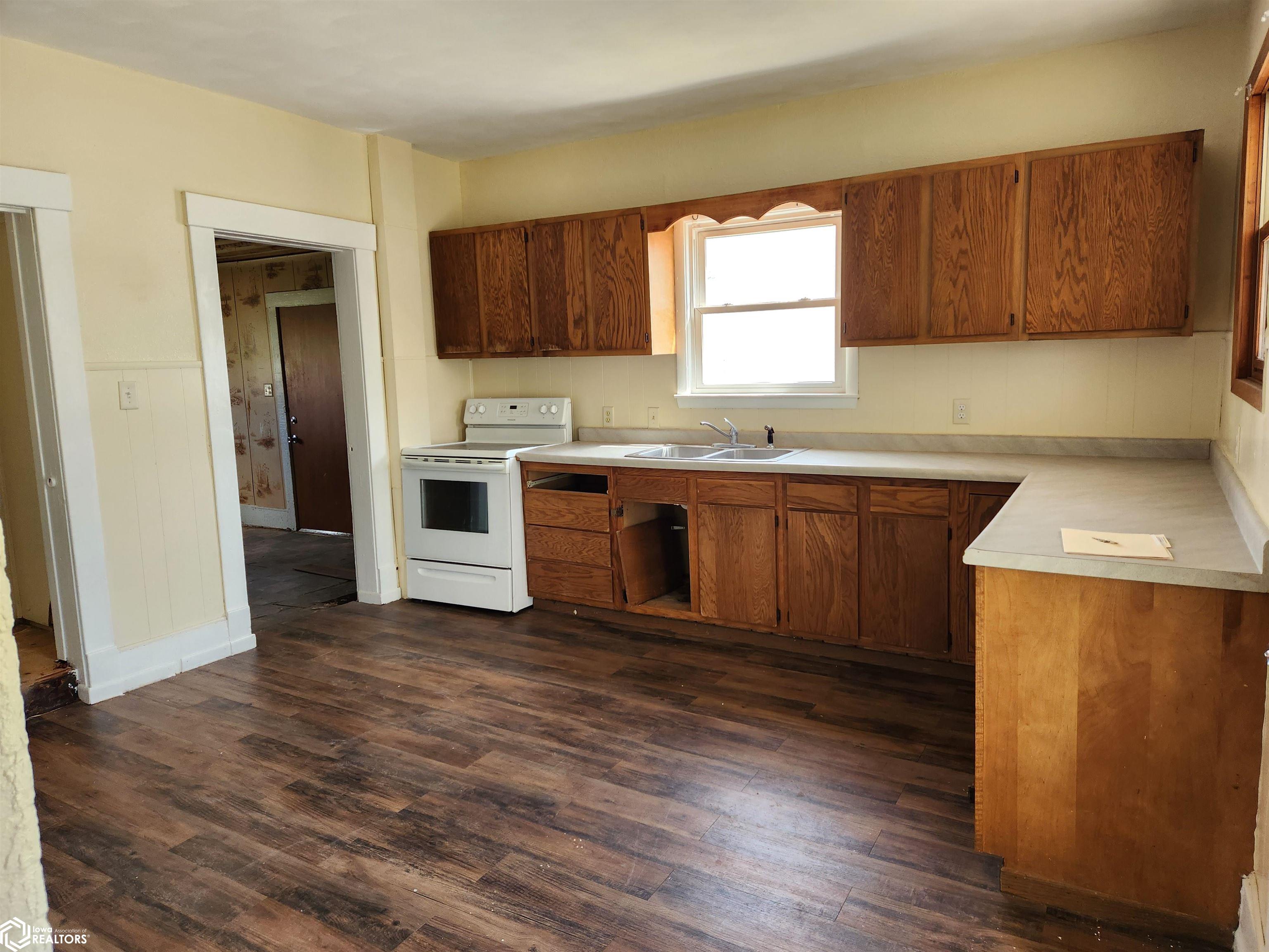 109 E 10th Street, Tama, Iowa image 2