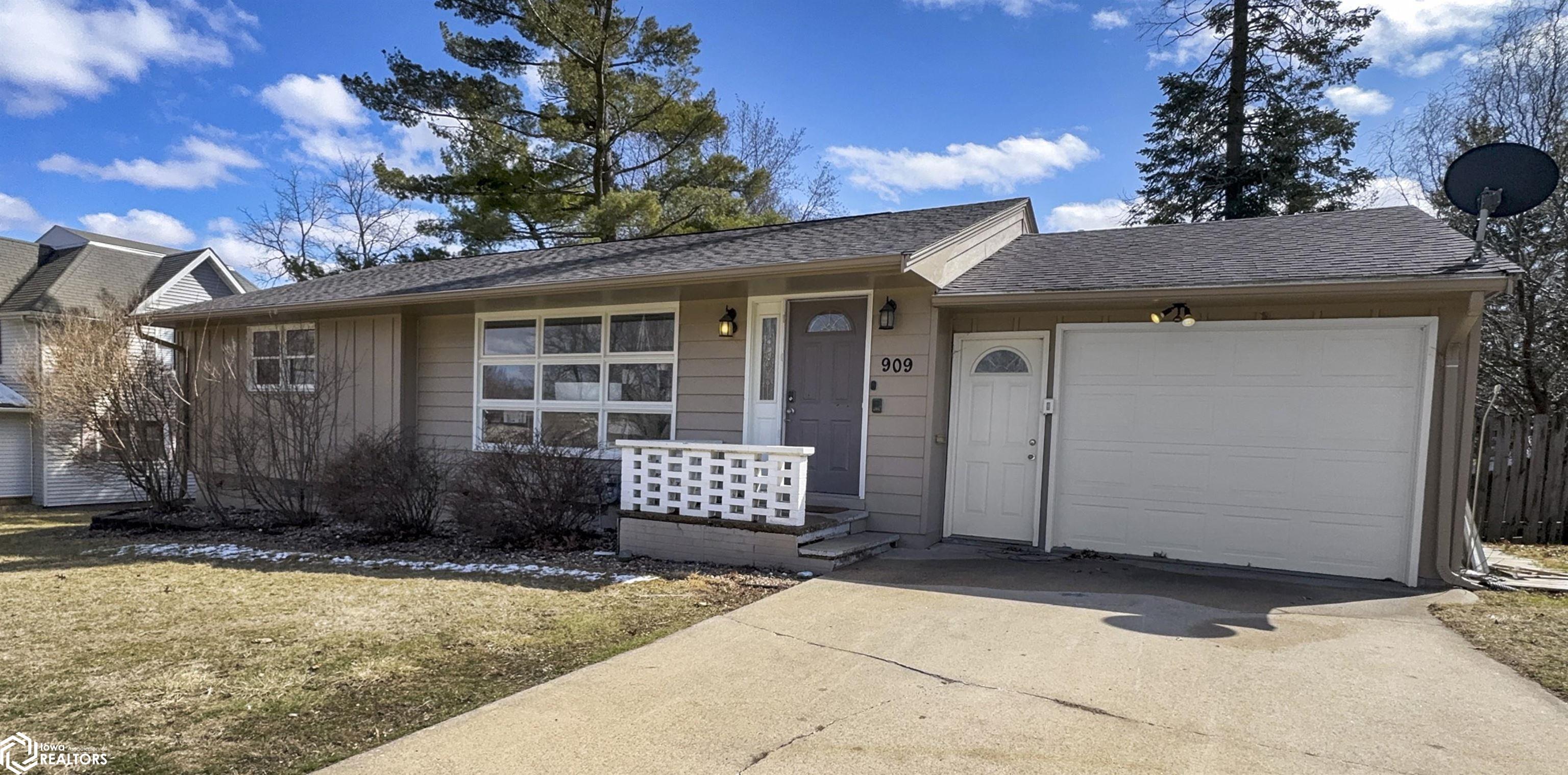 909 3rd Avenue, Hampton, Iowa image 1