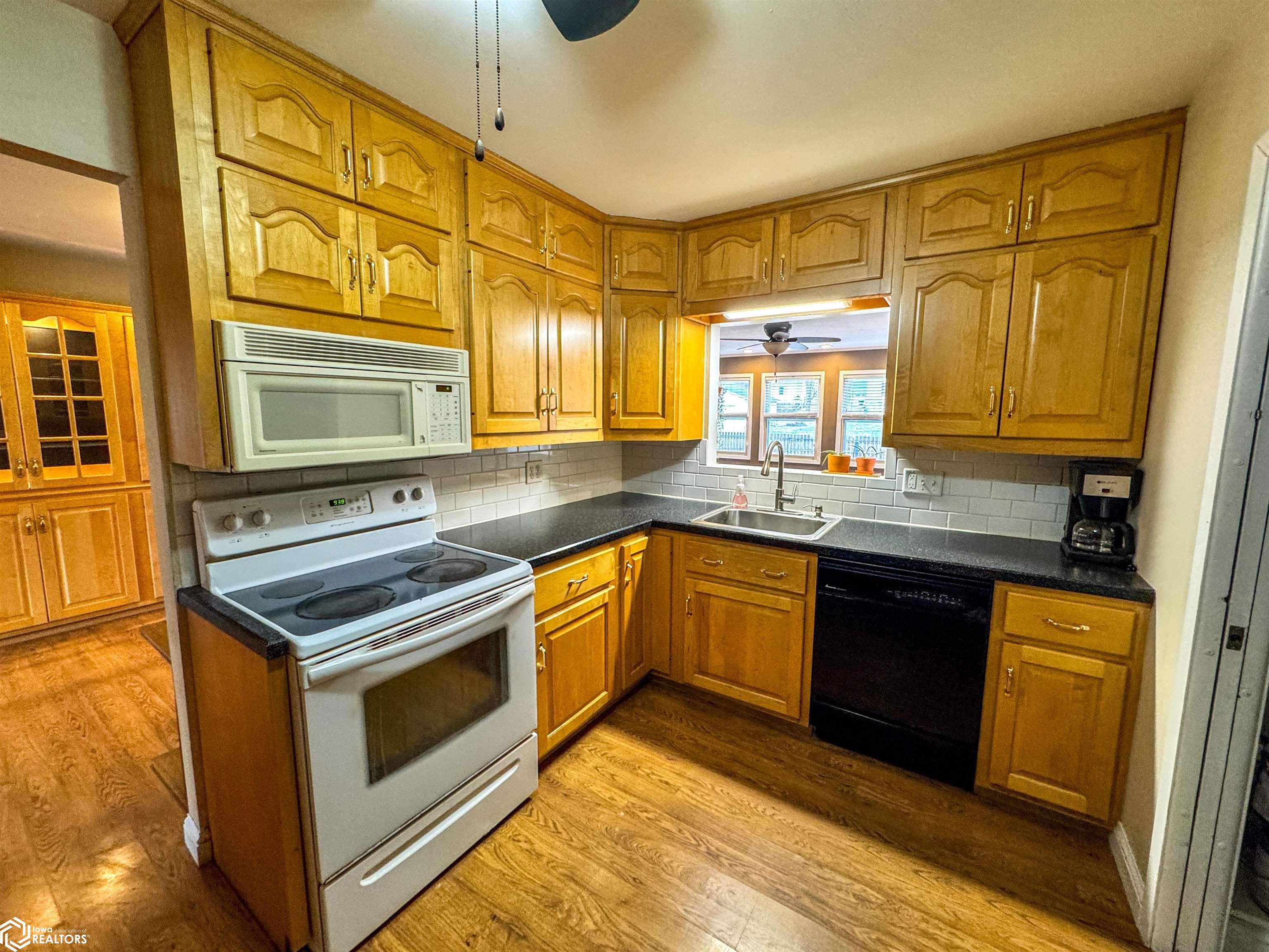 909 3rd Avenue, Hampton, Iowa image 2