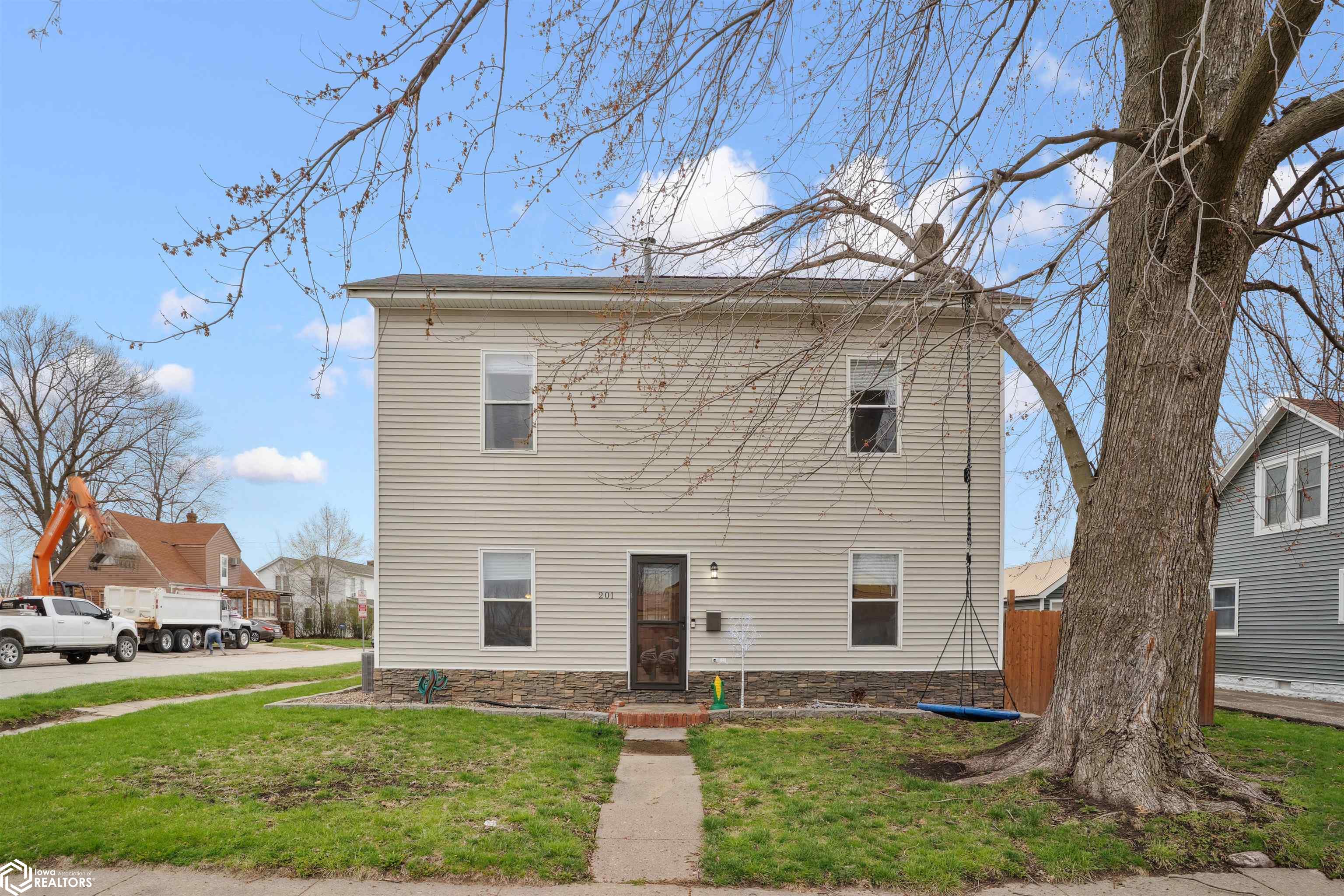 201 E Main Street, New London, Iowa image 1
