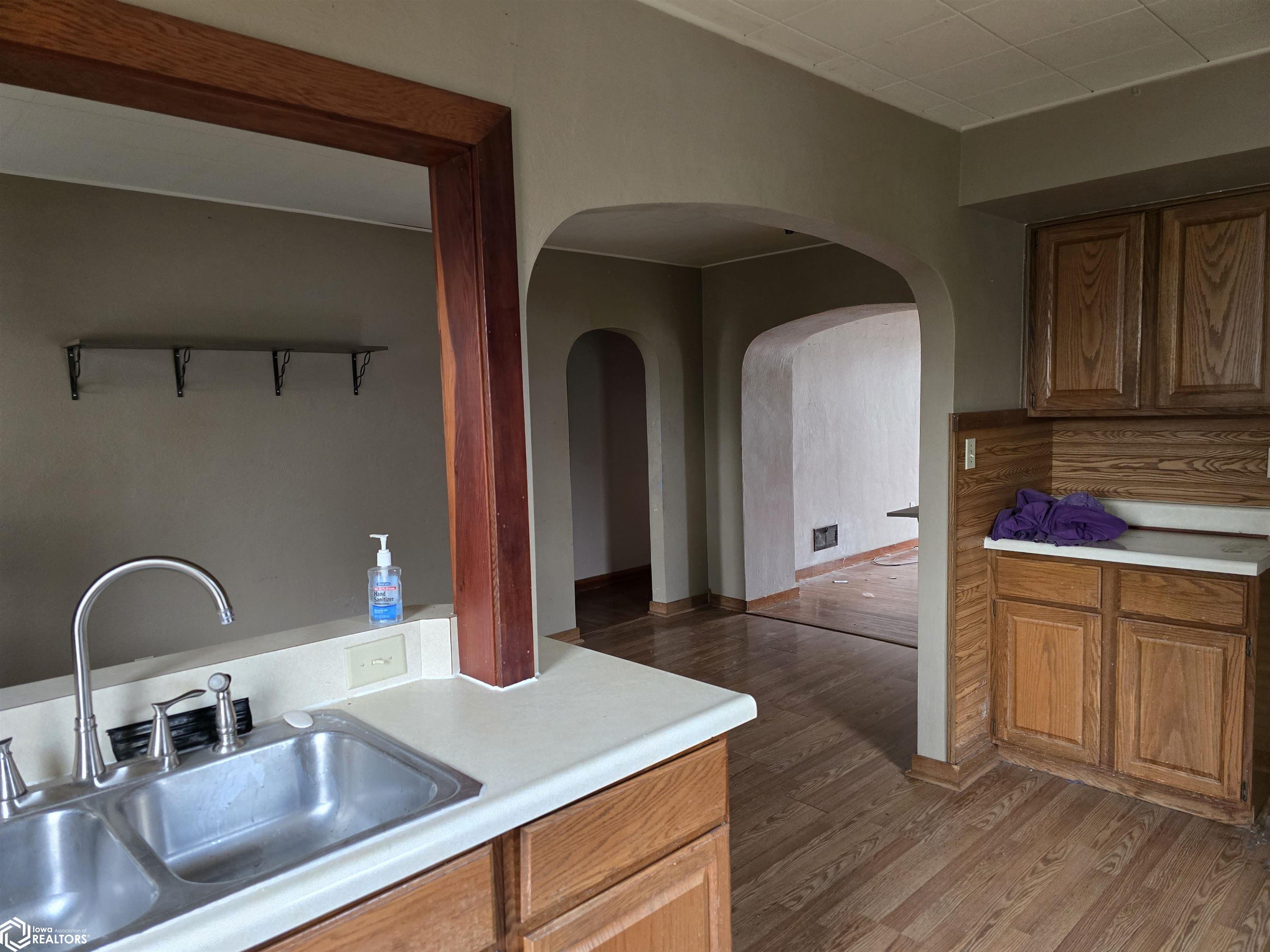 805 E Monroe Street, Mount Pleasant, Iowa image 3