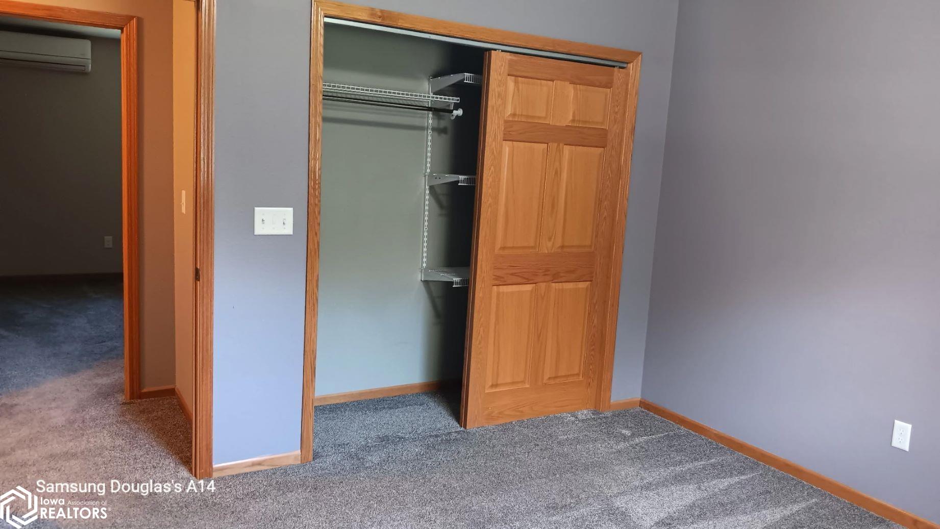 also has a walk in closet