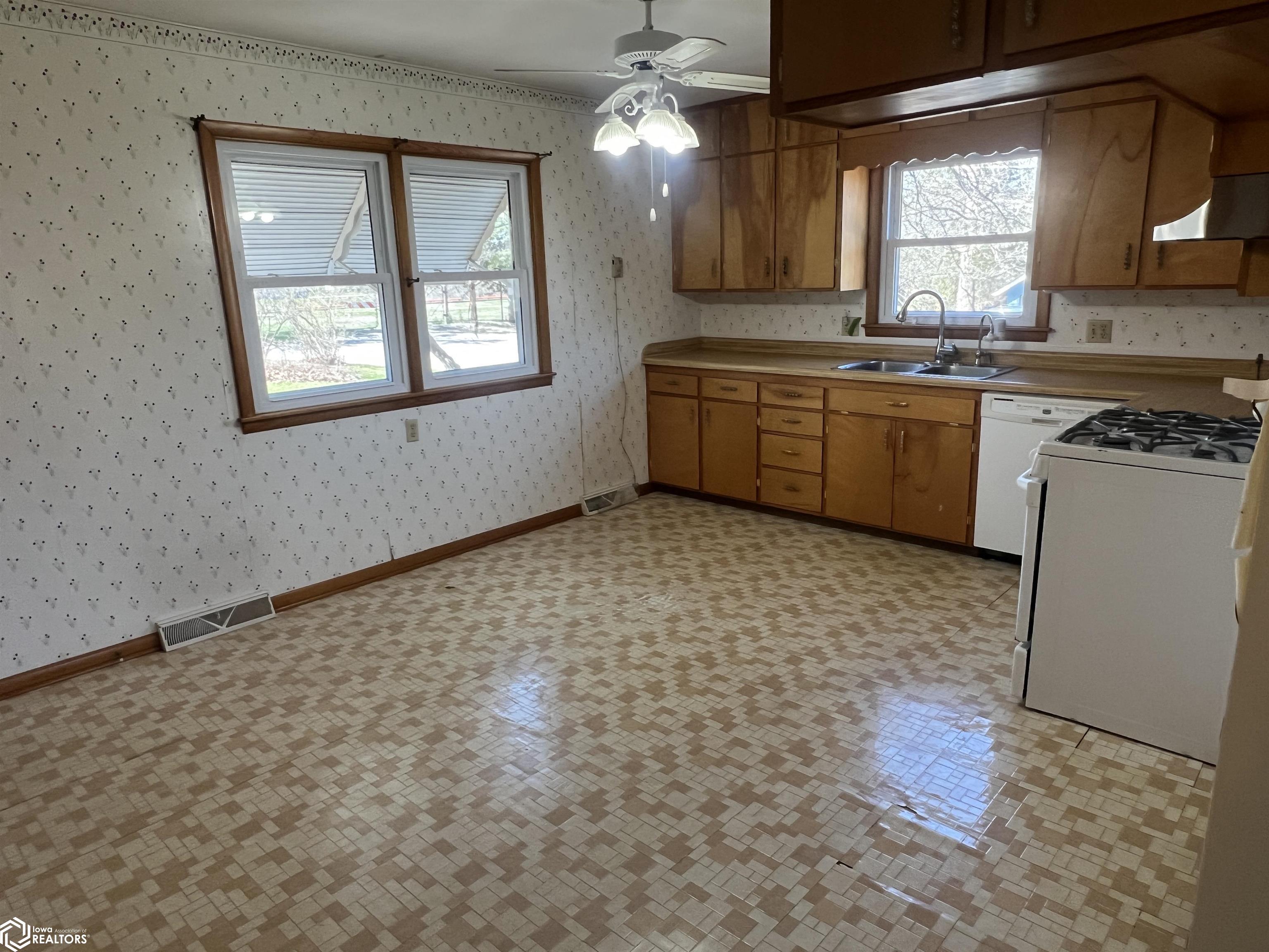 106 Forest Drive, Fairfield, Iowa image 6