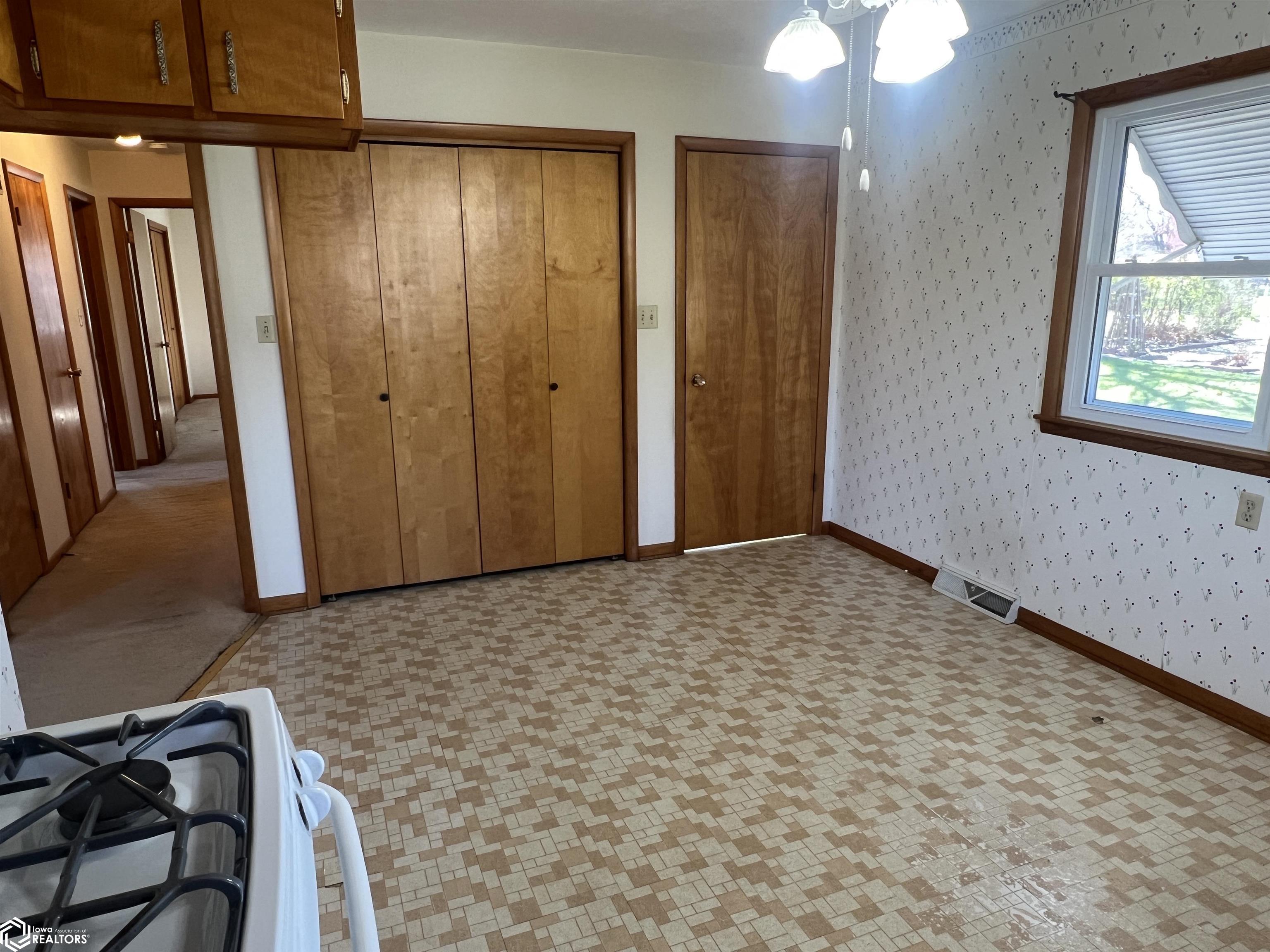 106 Forest Drive, Fairfield, Iowa image 9