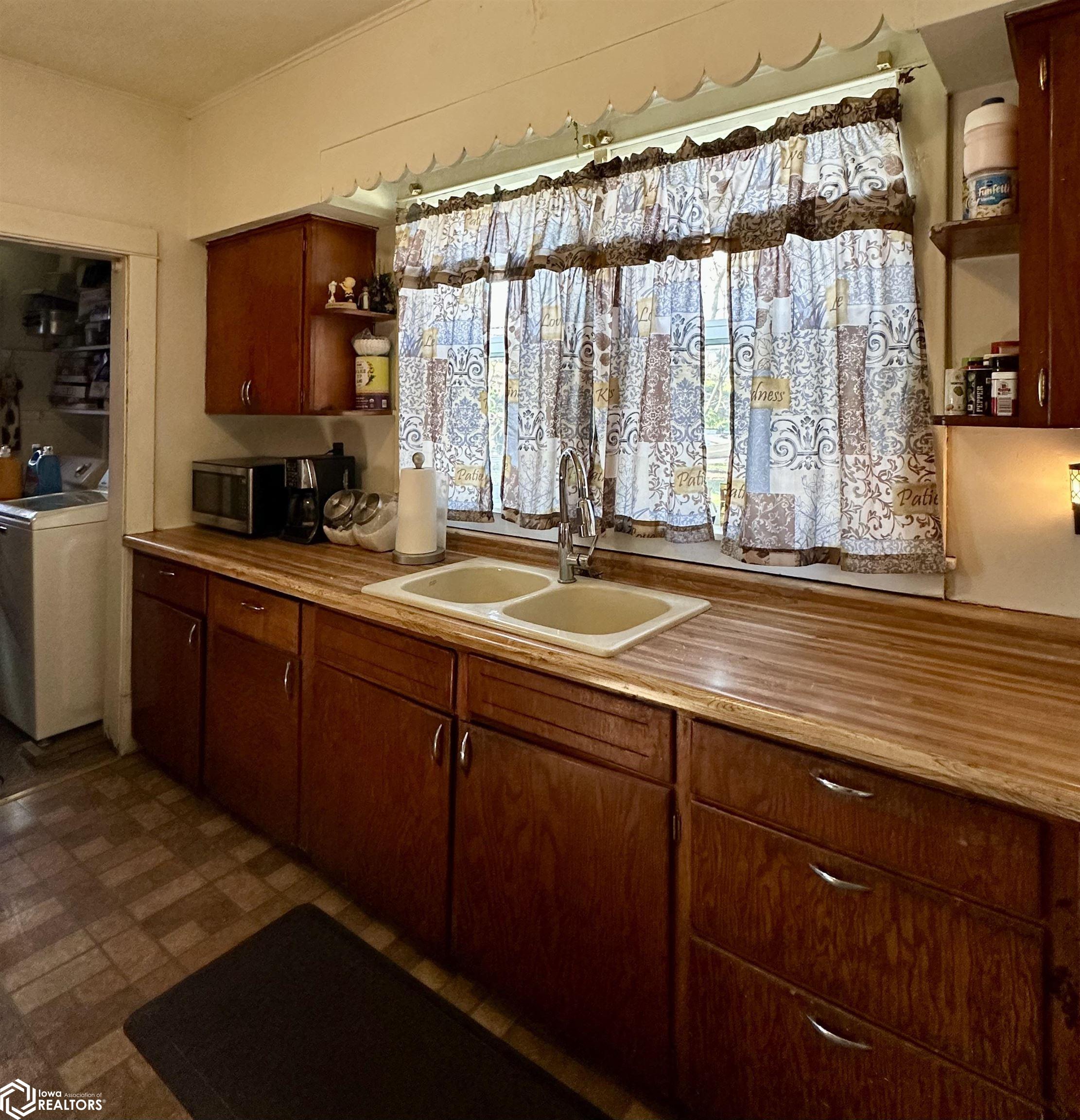 671 Higbee Avenue, Burlington, Iowa image 6