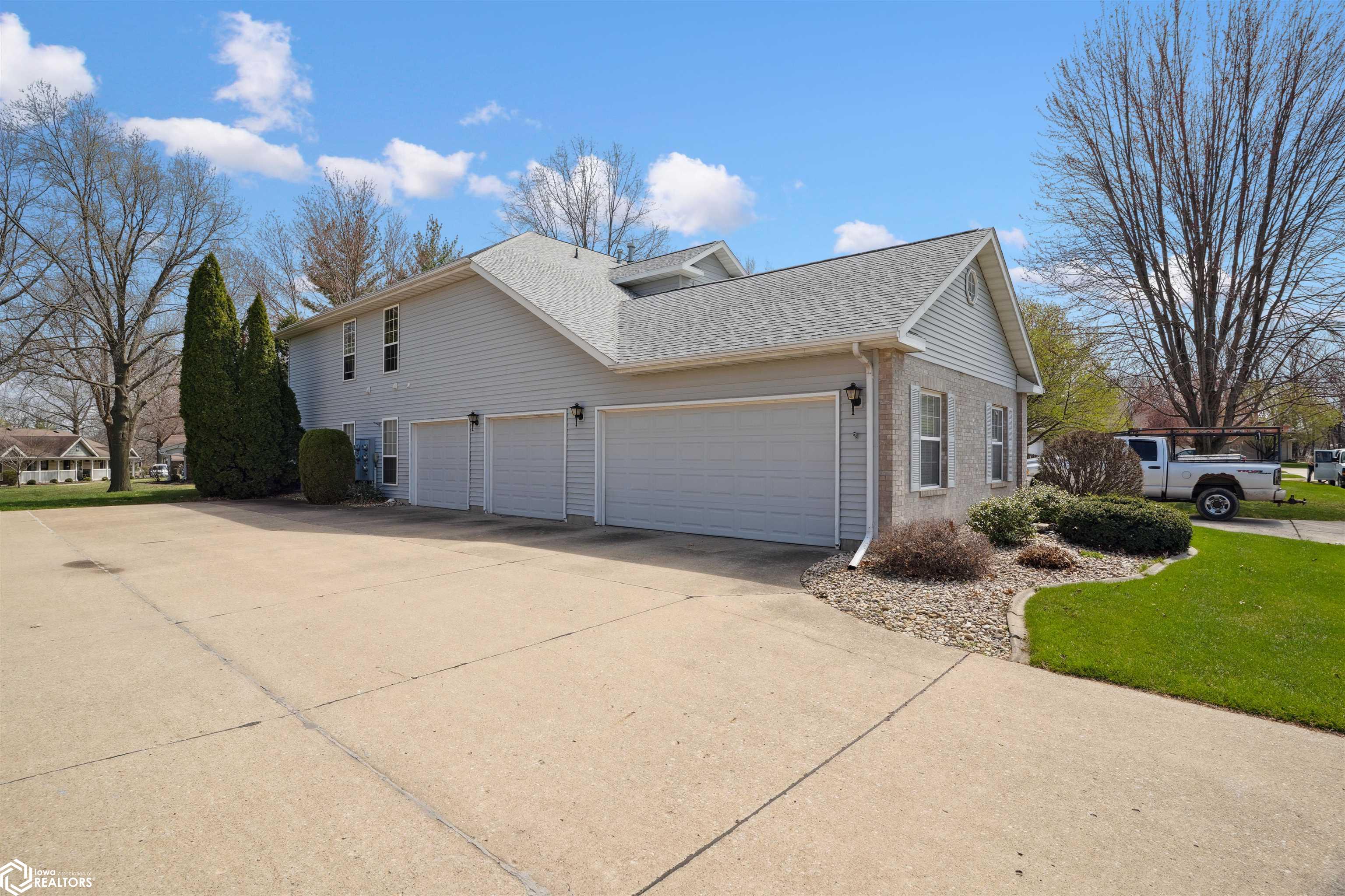 1504 Orchard Meadow Drive #B, Burlington, Iowa image 2